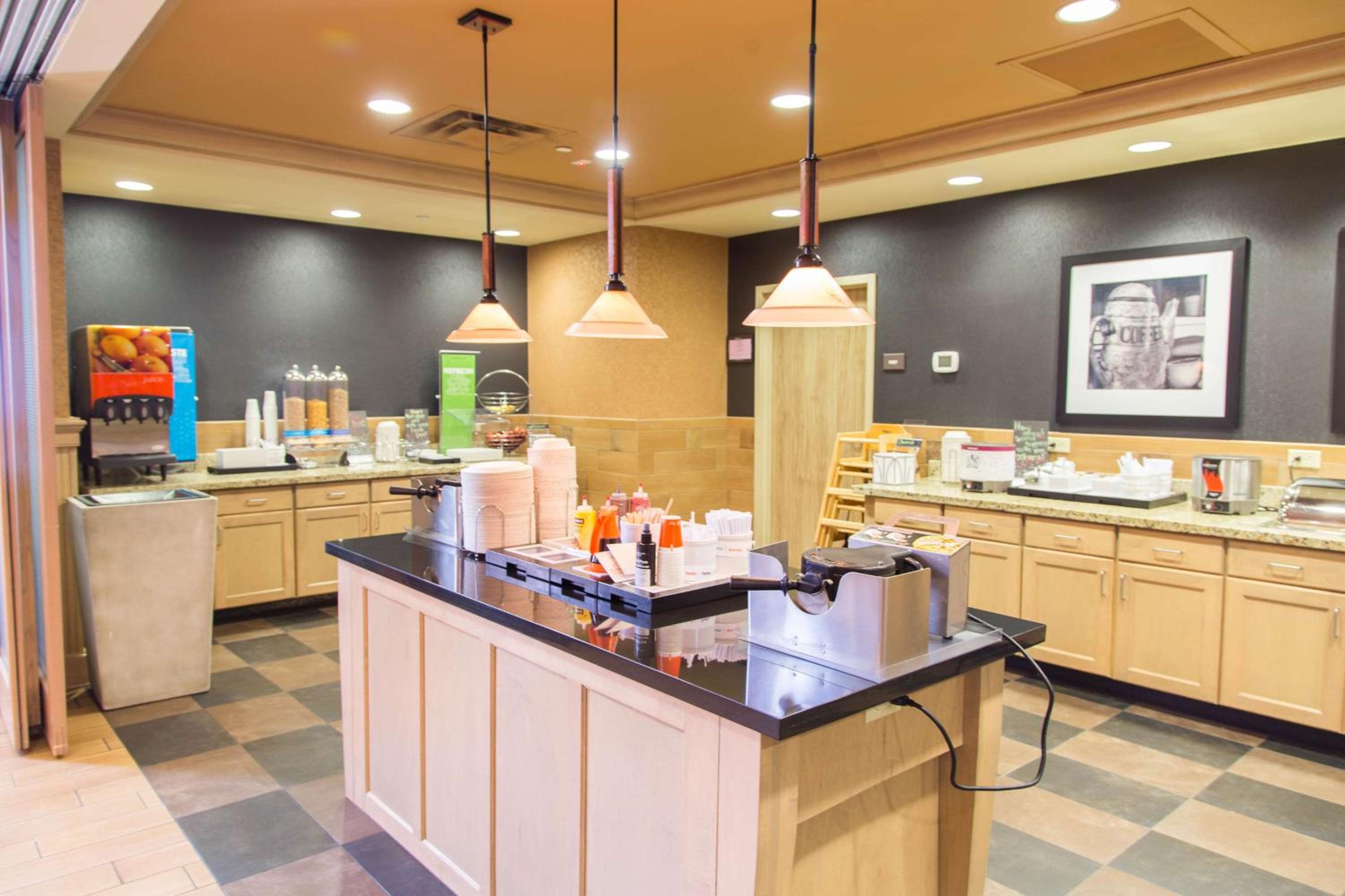 Dodge City Vacations - Hampton Inn  Suites Dodge City - Property Image 2