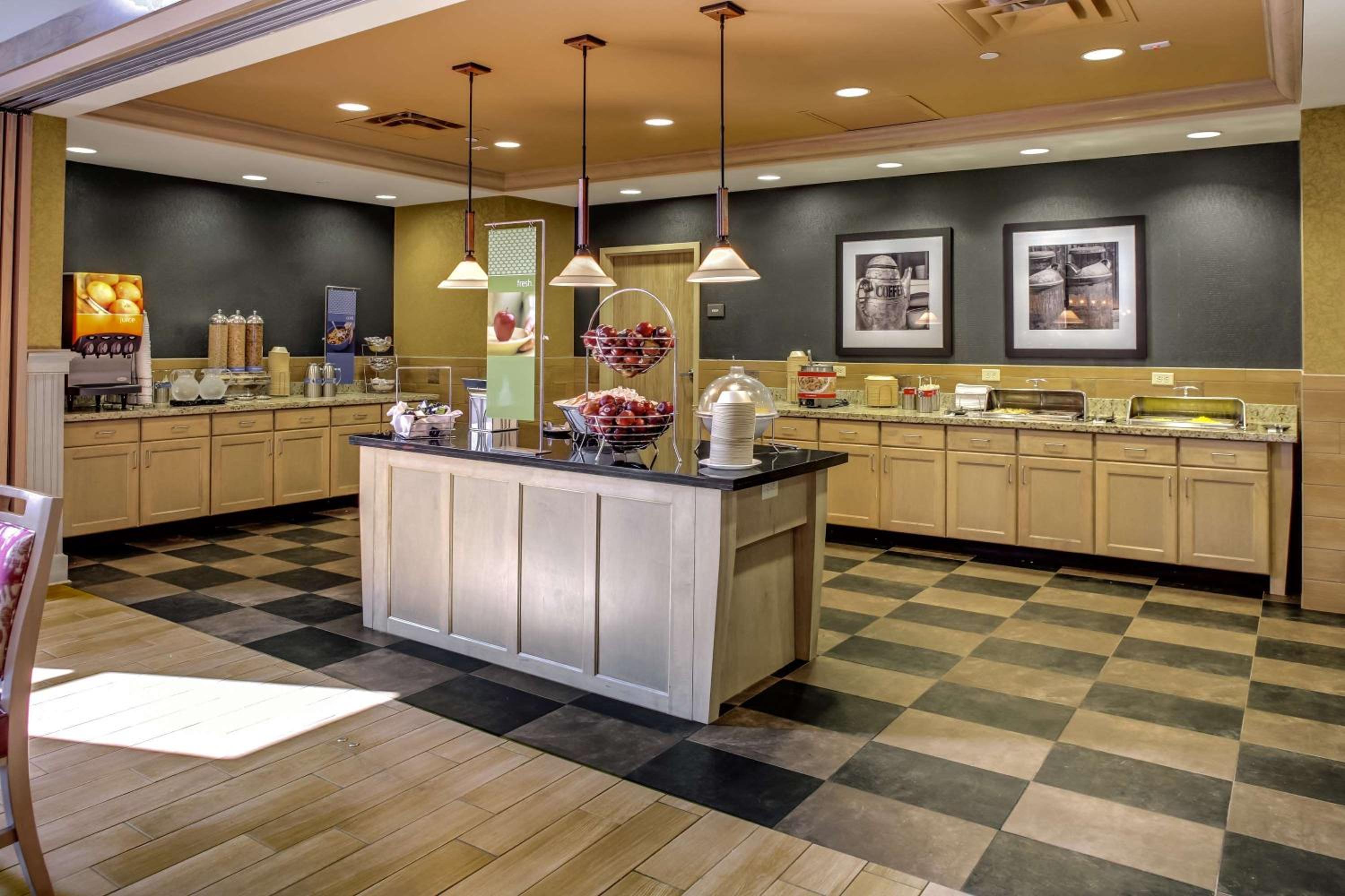 Dodge City Vacations - Hampton Inn  Suites Dodge City - Property Image 38