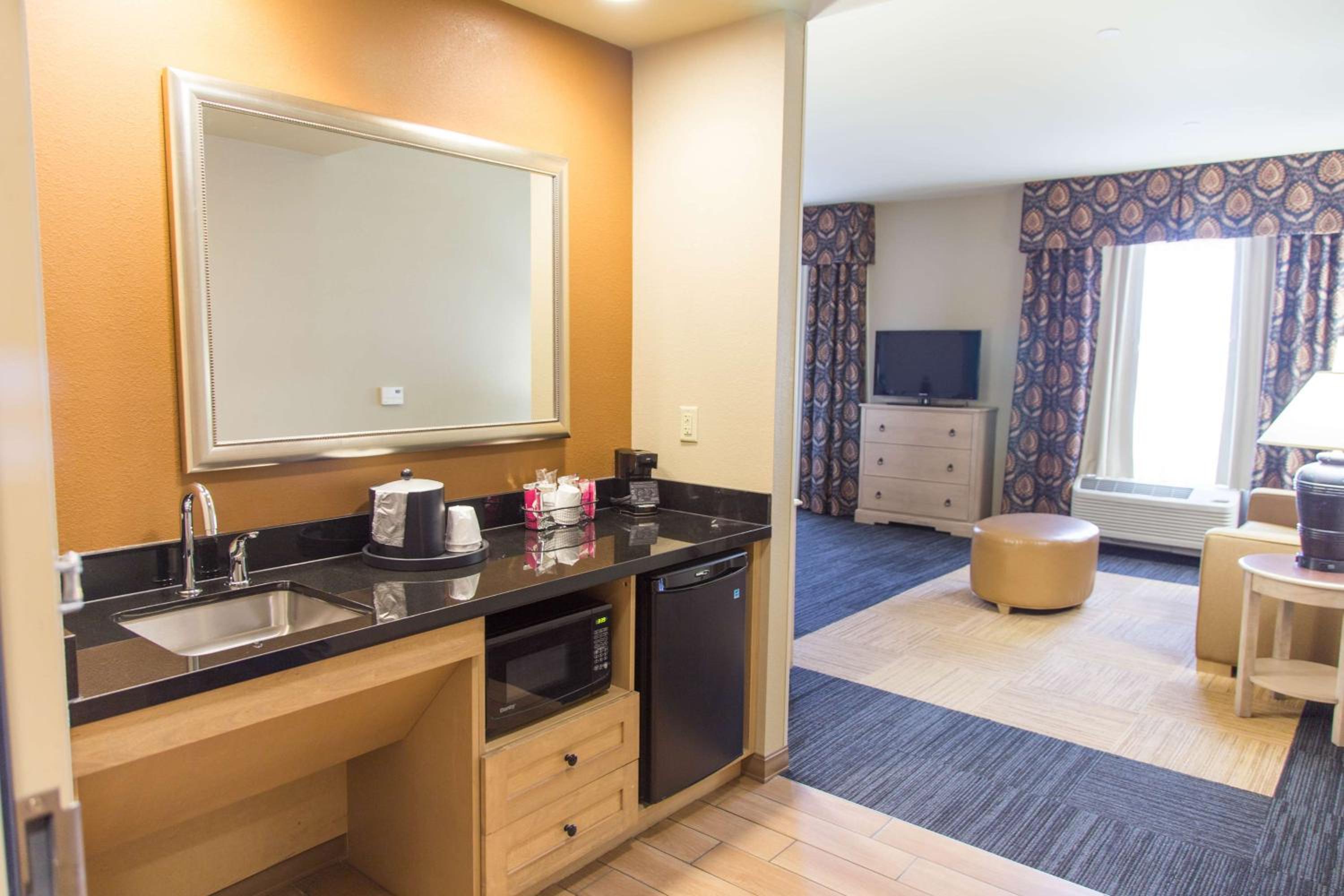 Dodge City Vacations - Hampton Inn  Suites Dodge City - Property Image 44