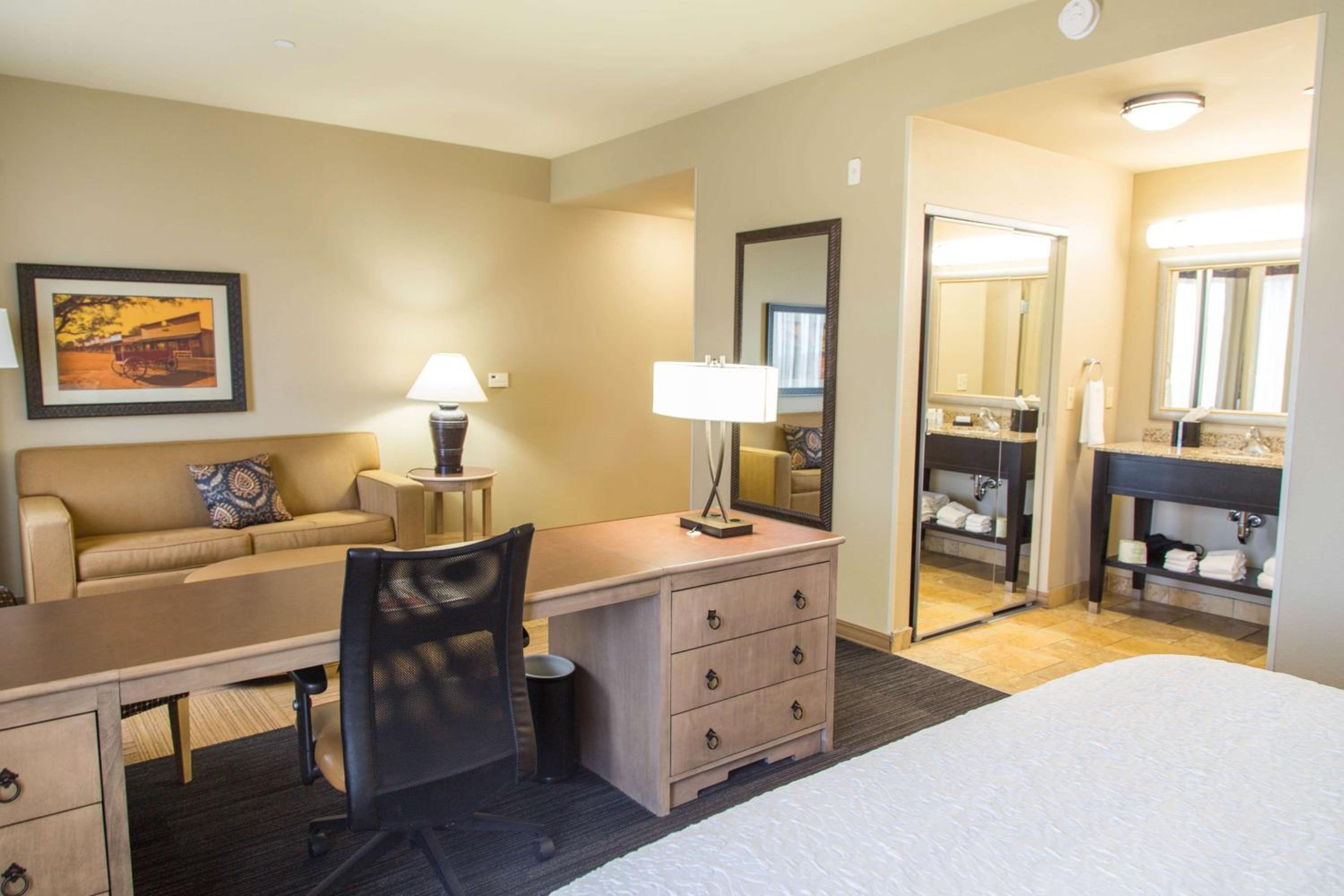 Dodge City Vacations - Hampton Inn  Suites Dodge City - Property Image 47