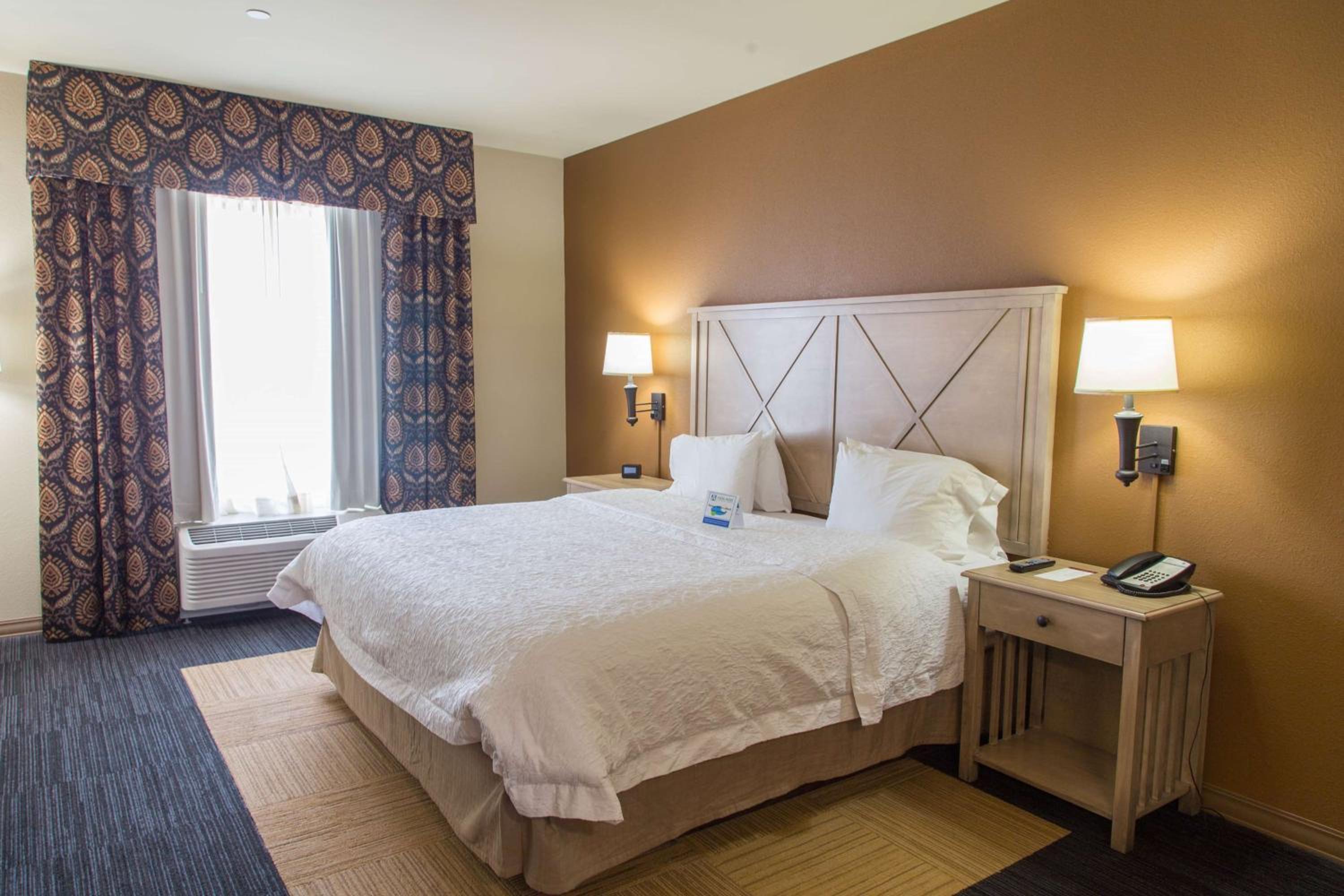 Dodge City Vacations - Hampton Inn  Suites Dodge City - Property Image 53