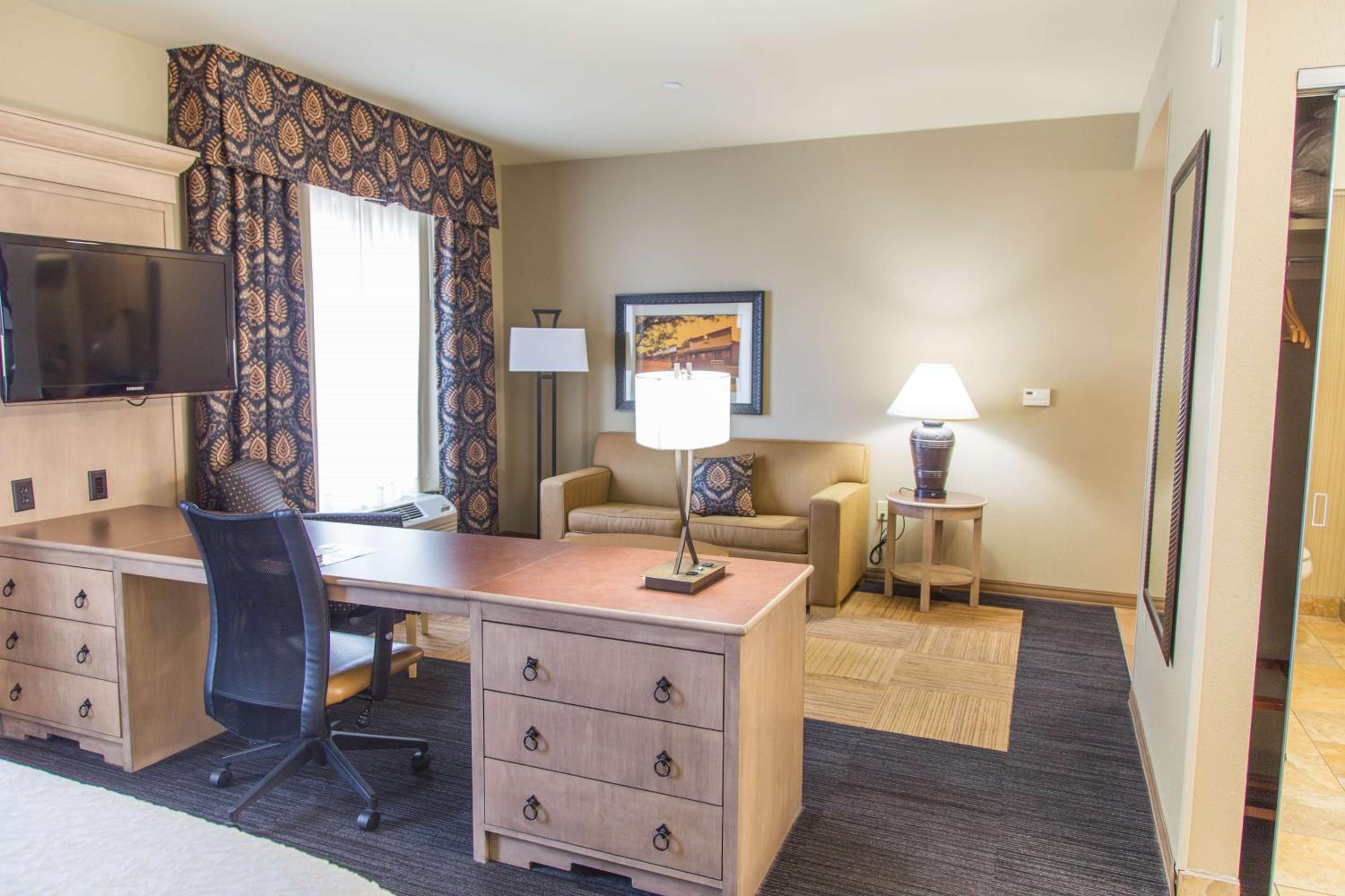Dodge City Vacations - Hampton Inn  Suites Dodge City - Property Image 17