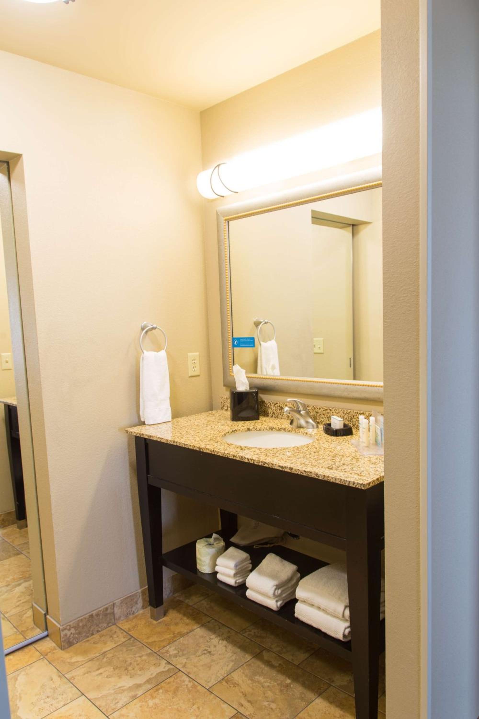Dodge City Vacations - Hampton Inn  Suites Dodge City - Property Image 9
