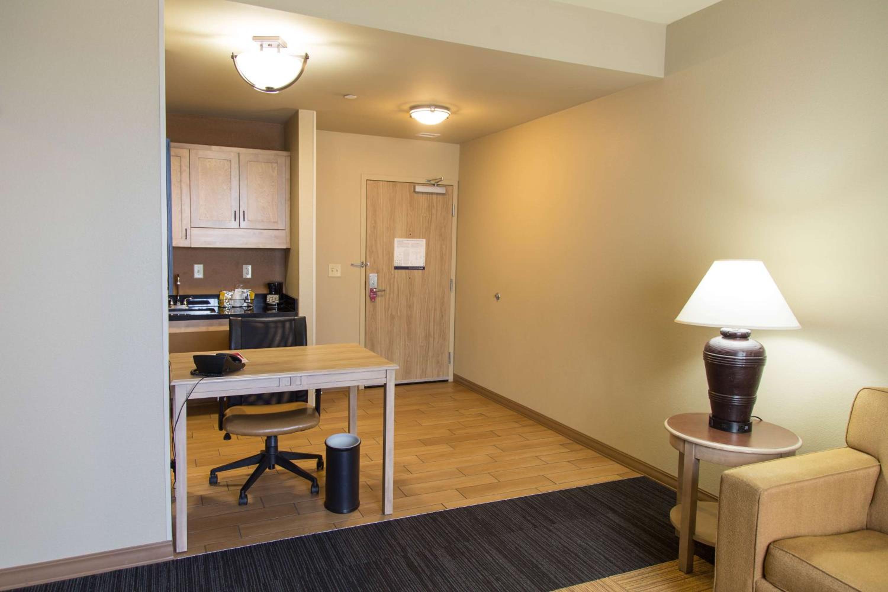 Dodge City Vacations - Hampton Inn  Suites Dodge City - Property Image 11