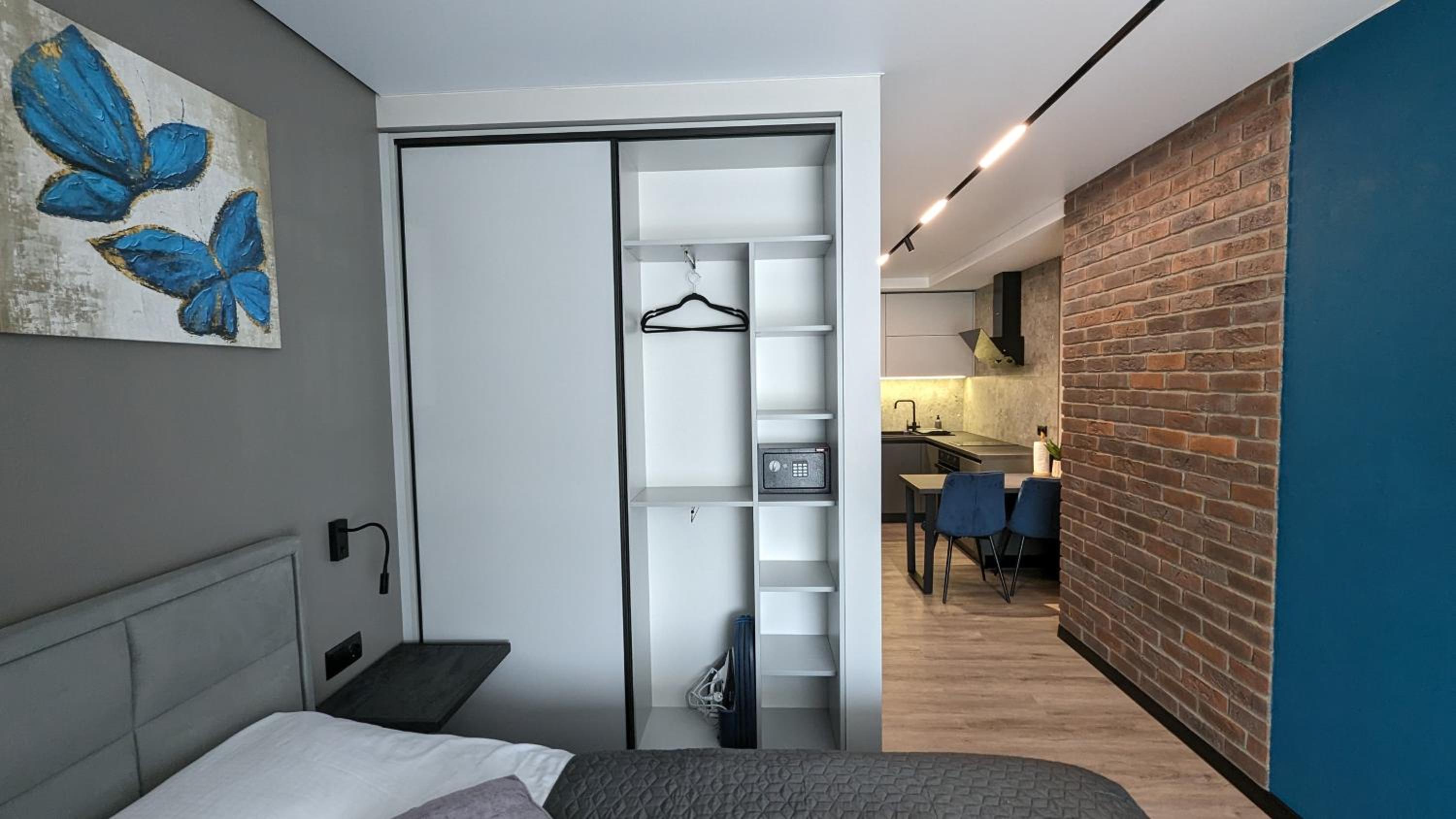 AVENUE APARTMENTS