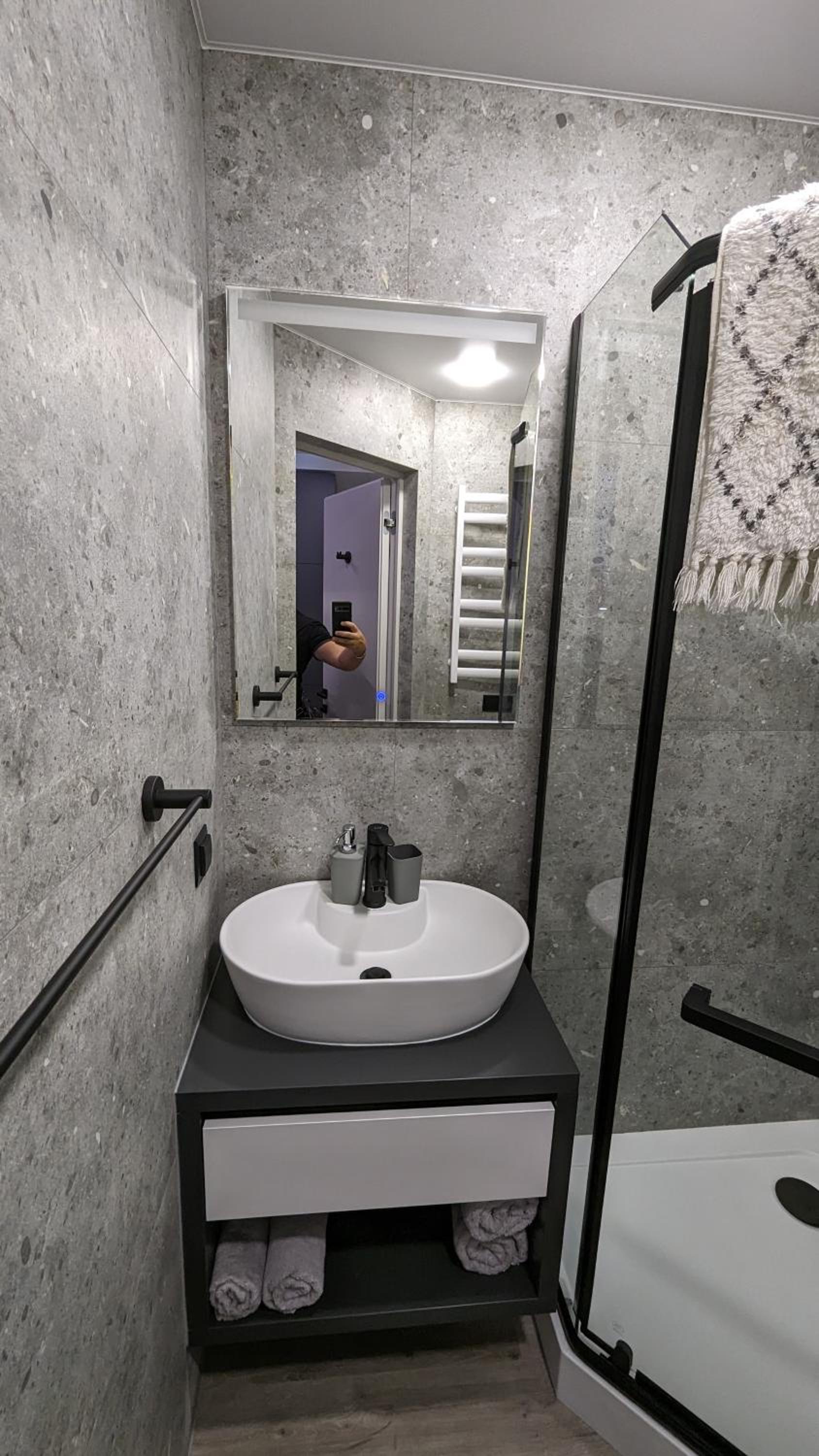 AVENUE APARTMENTS