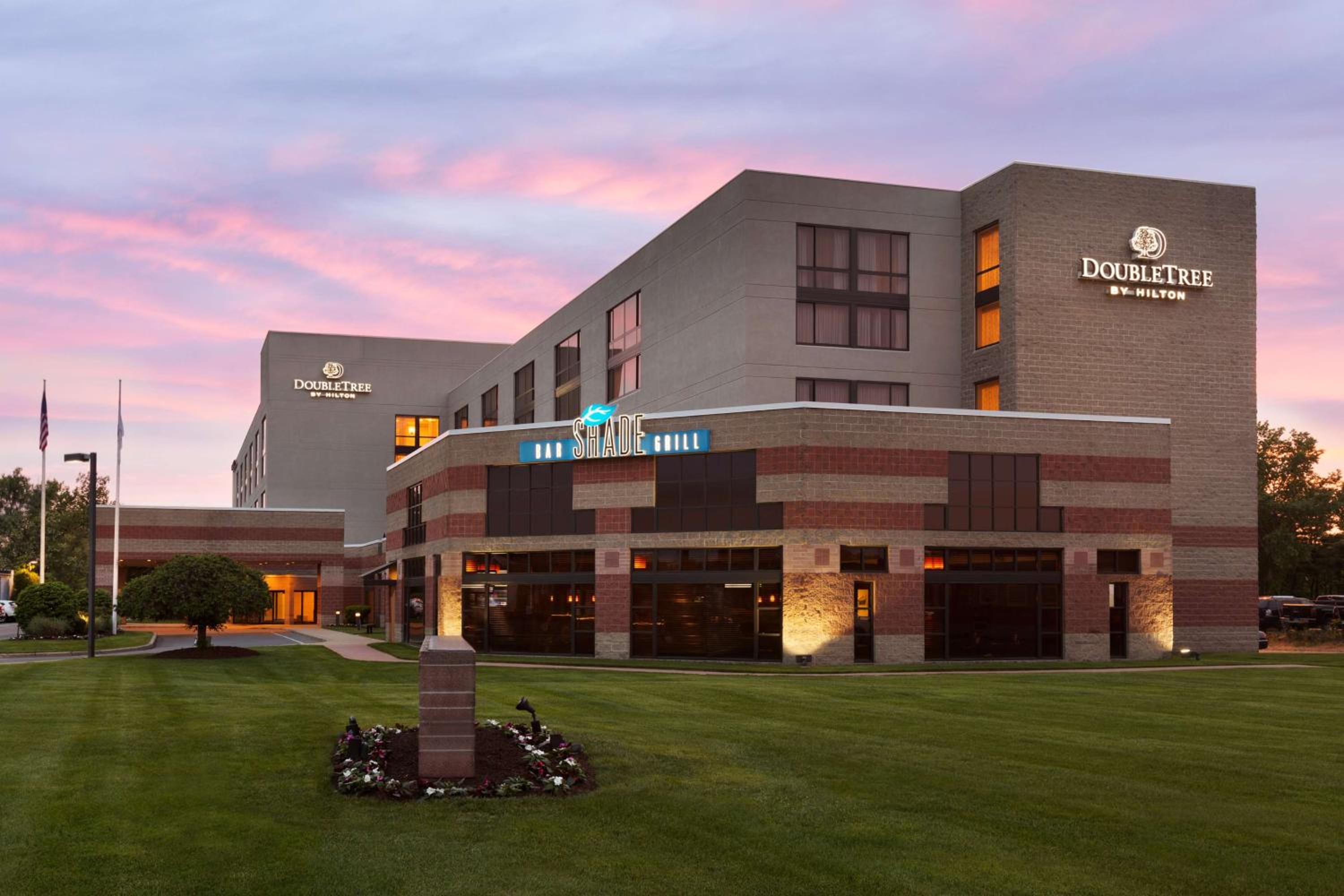 Hotel DoubleTree by Hilton Bradley International Airport - Image 1
