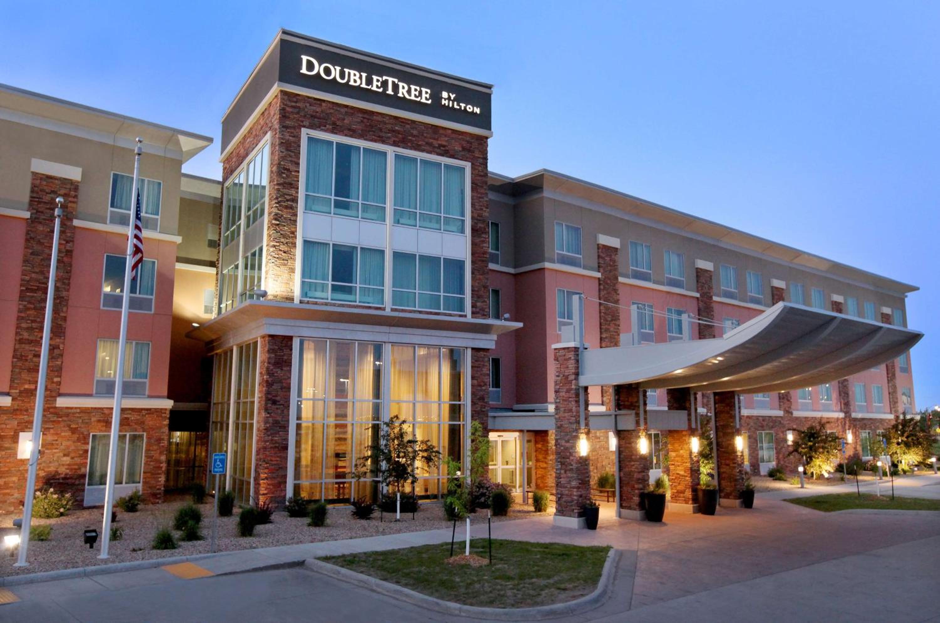 Hotel DoubleTree by Hilton West Fargo Sanford Medical Center Area - Image 1