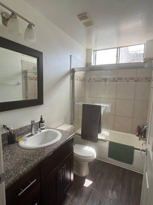 Cute and cozy apartment in WeHo.