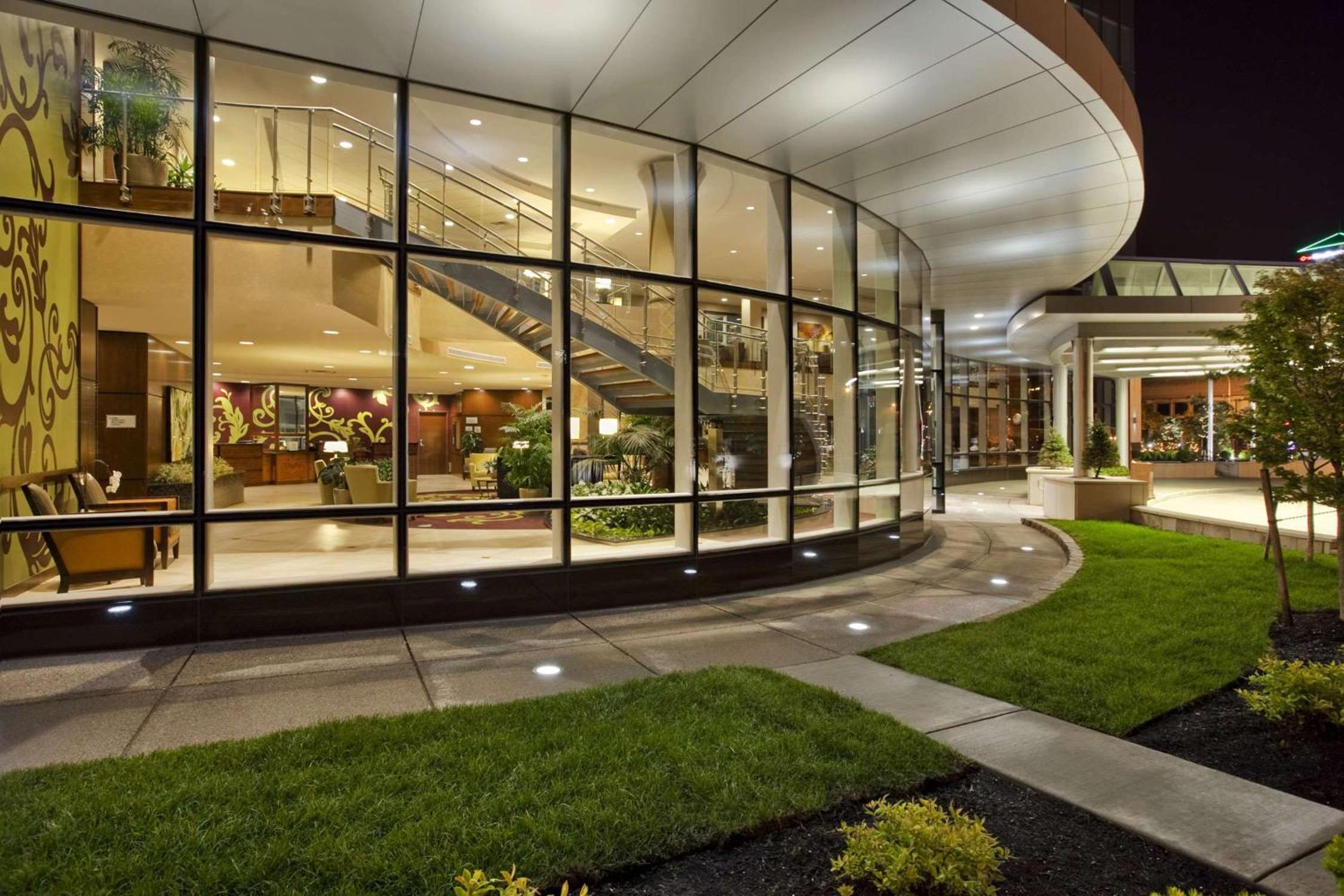 Buffalo Vacations - Embassy Suites Buffalo - Property Image 1