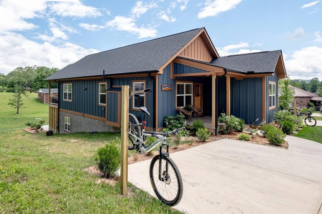 Downtown Brevard 5BR Retreat & Cyclists Dream view 5