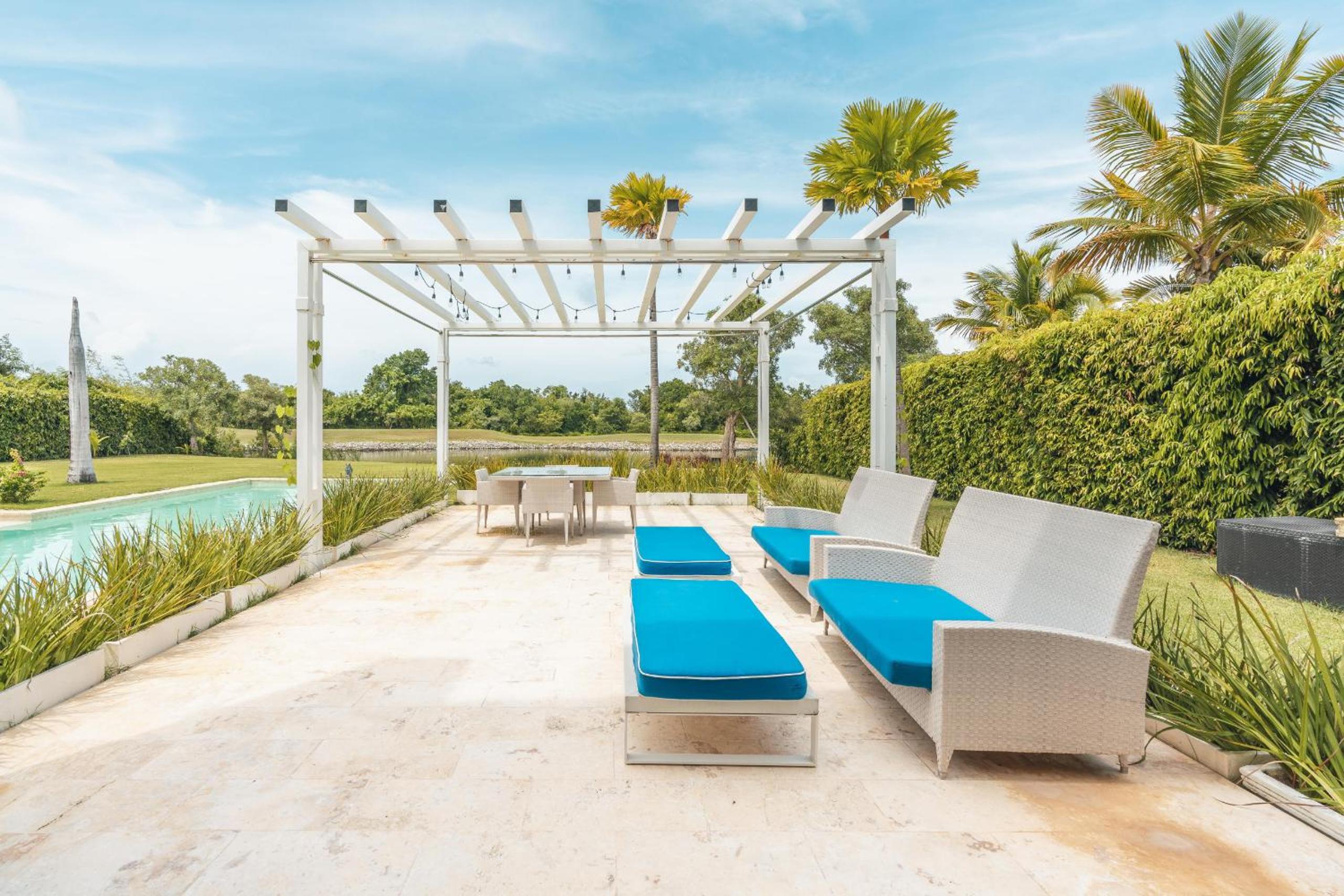 Luxury lakefront vacation paradise!
