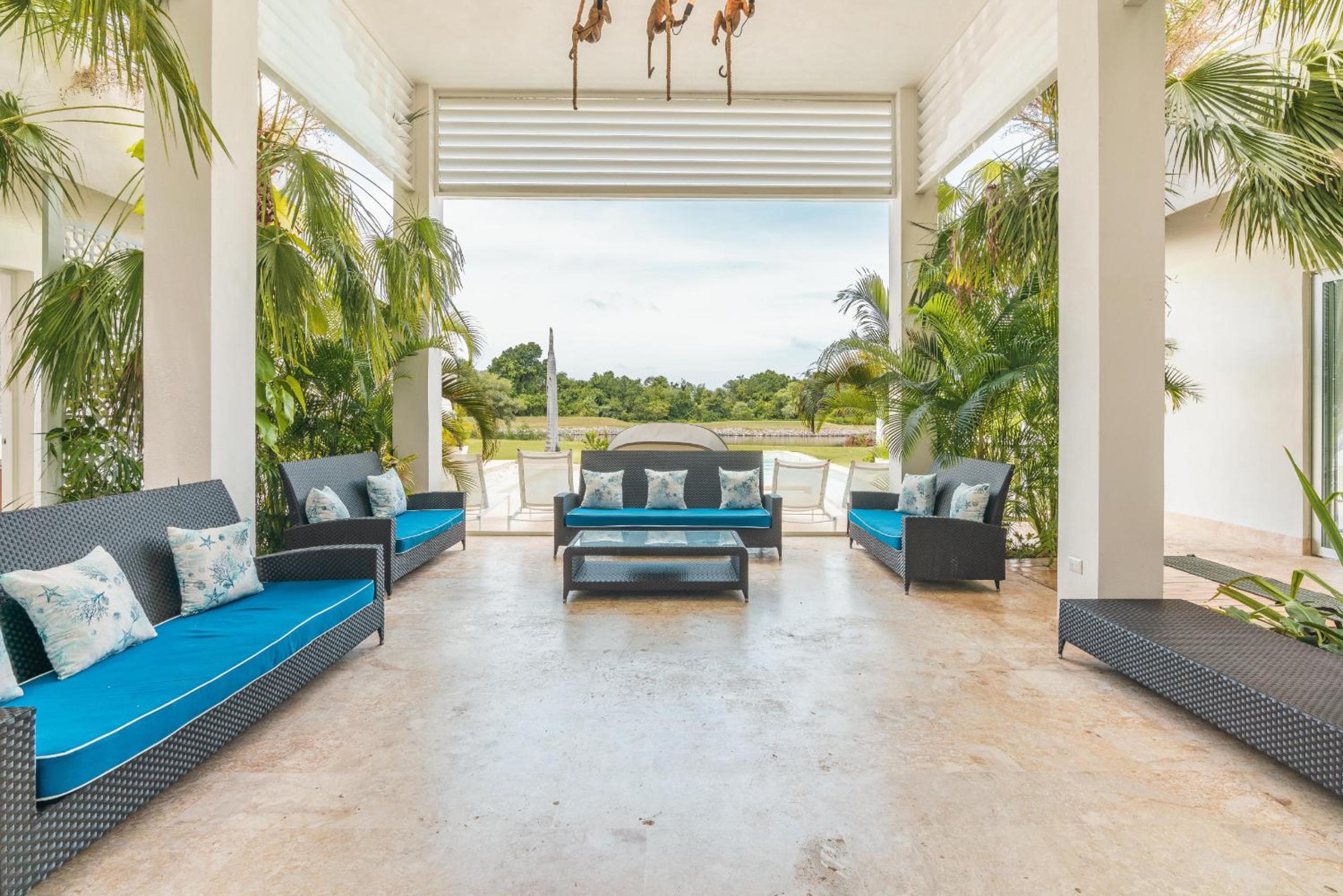 Luxury lakefront vacation paradise!