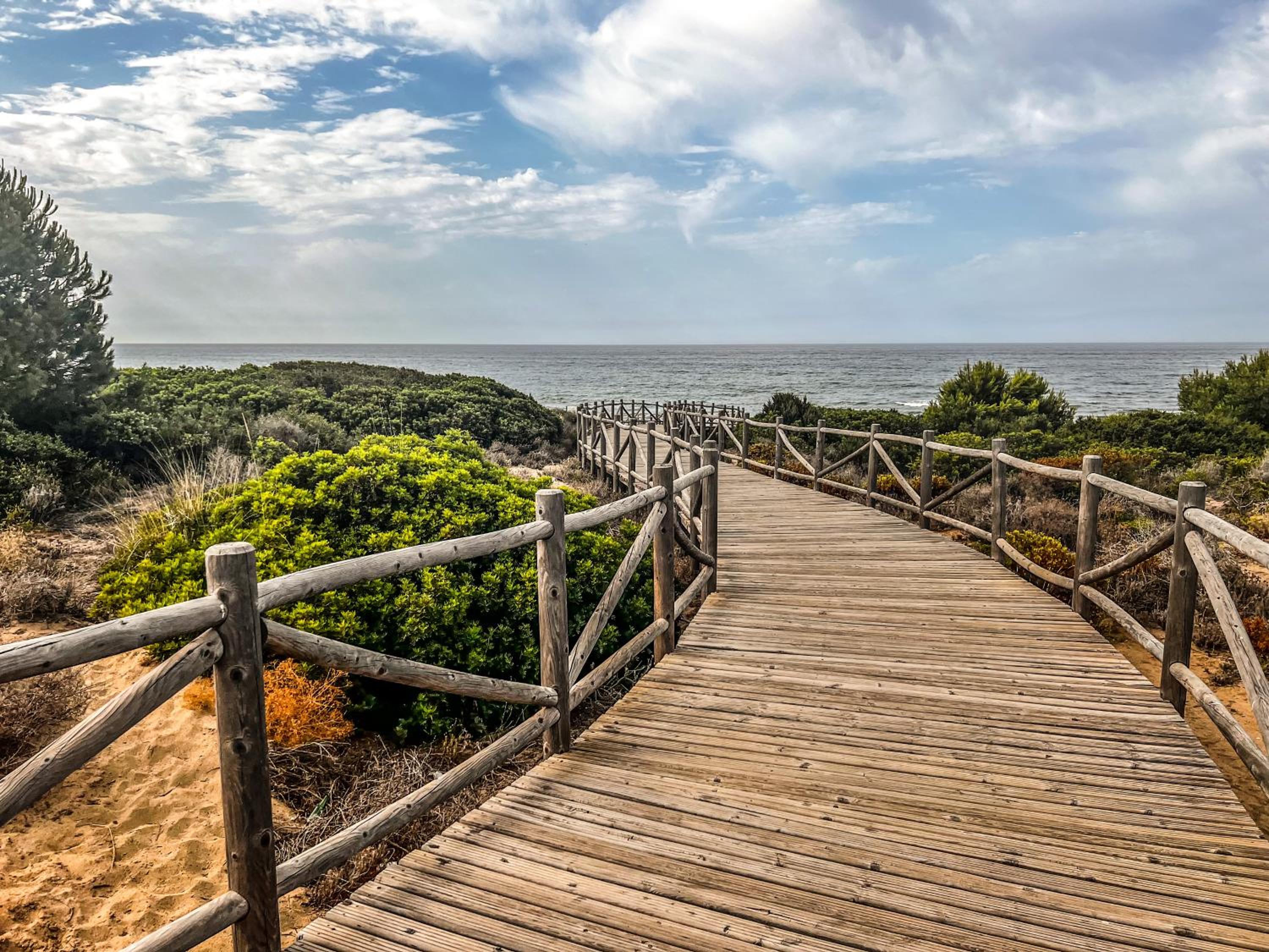 Renovated Townhouse - Sea View - Walk to Beach