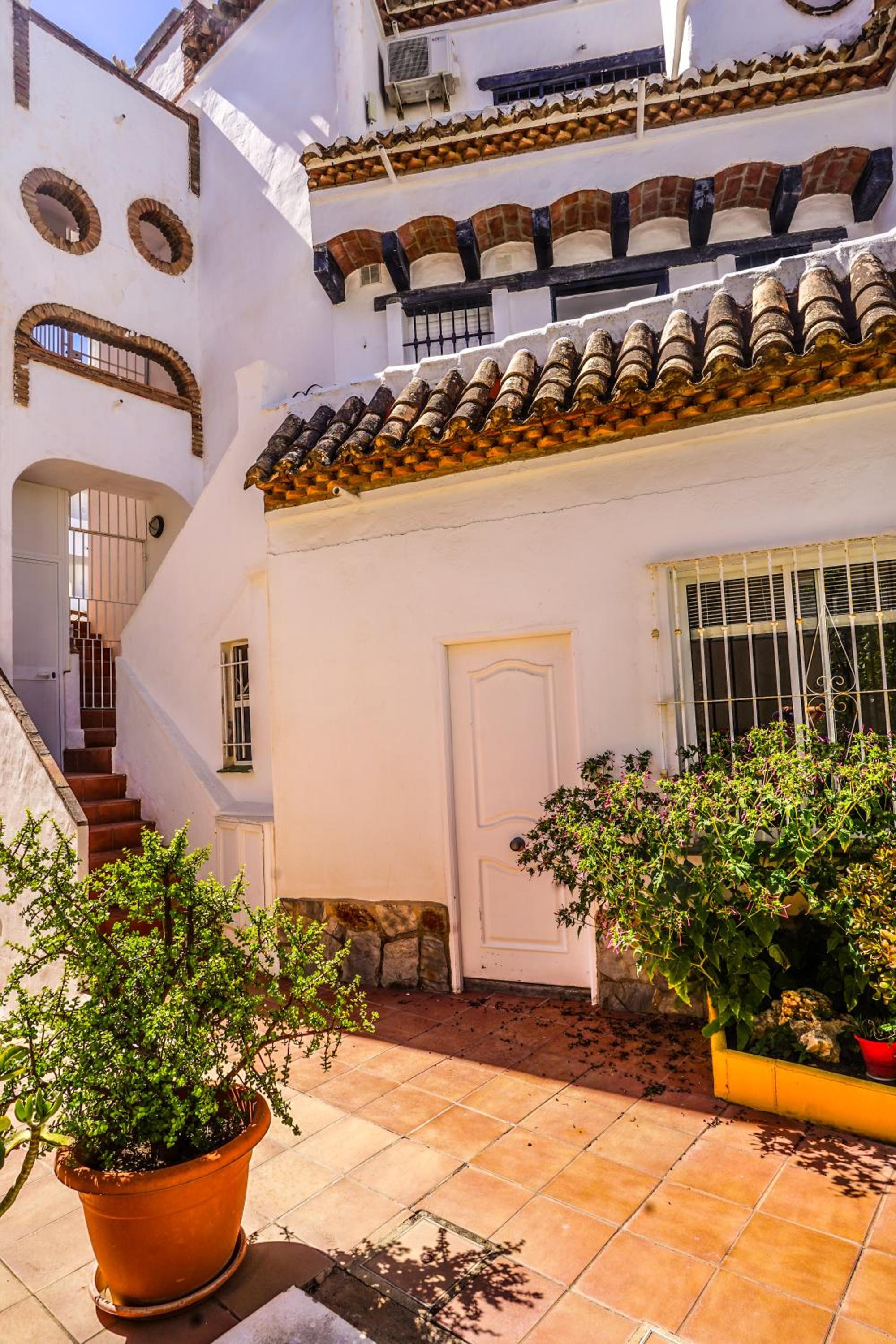 Renovated Townhouse - Sea View - Walk to Beach