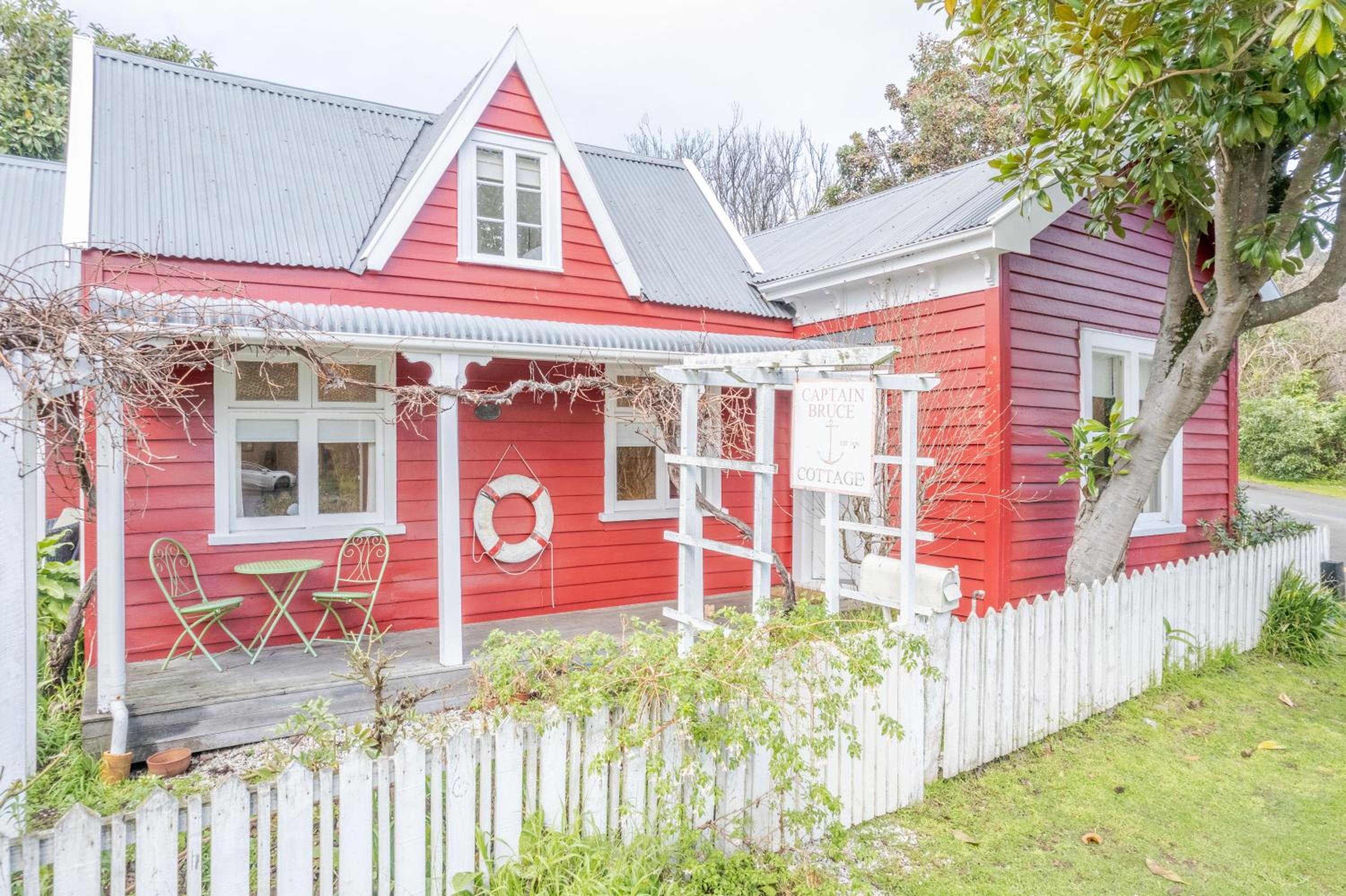 Bruce Cottage - Akaroa Holiday Home view 2