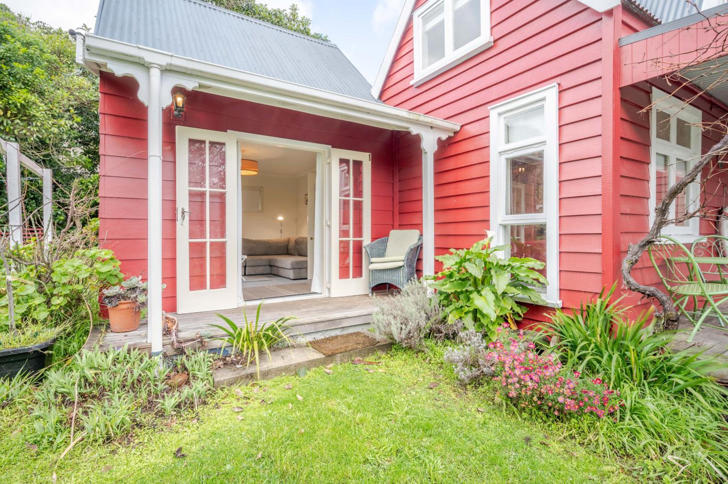 Bruce Cottage - Akaroa Holiday Home view 3