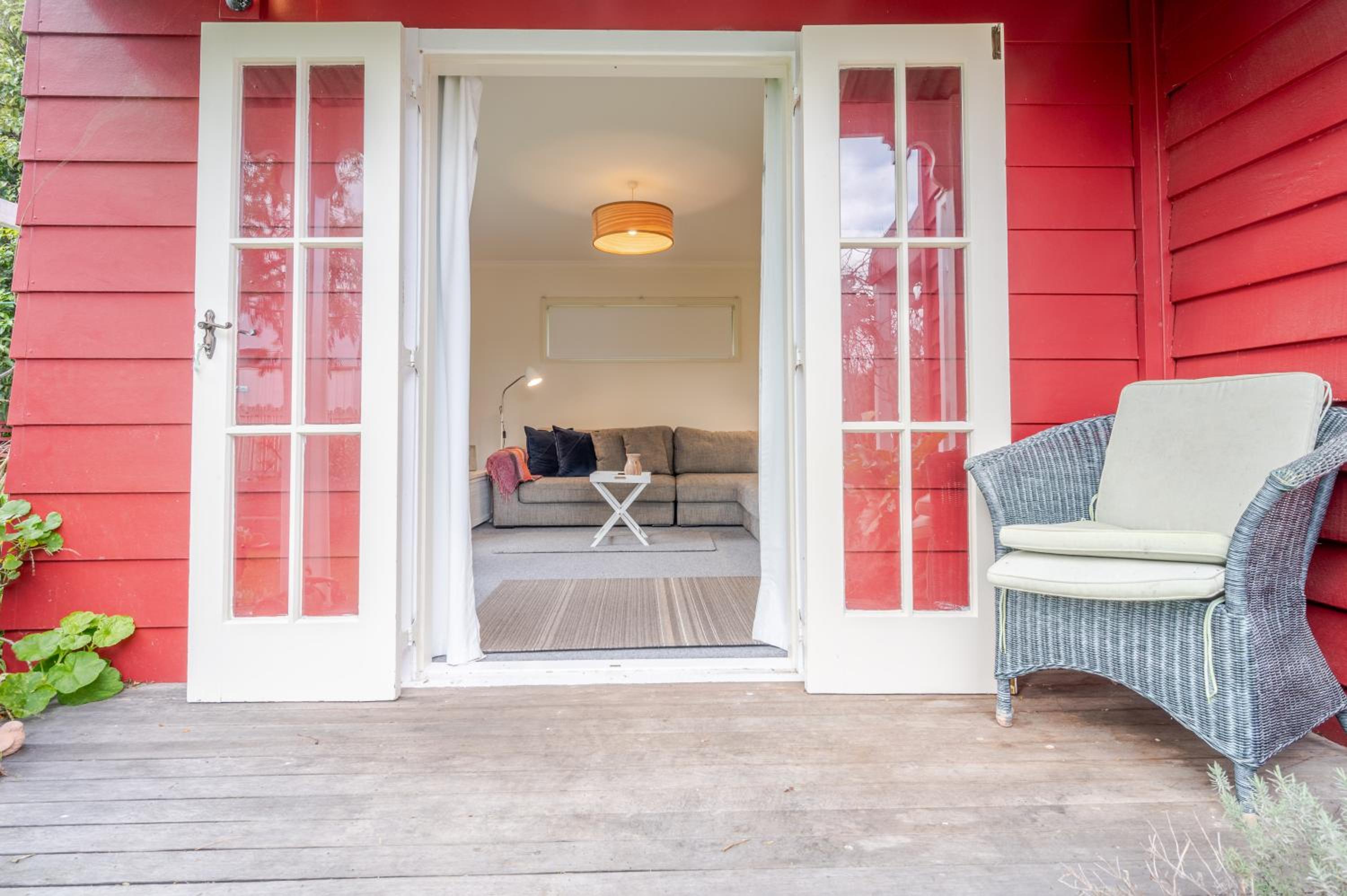 Bruce Cottage - Akaroa Holiday Home view 4