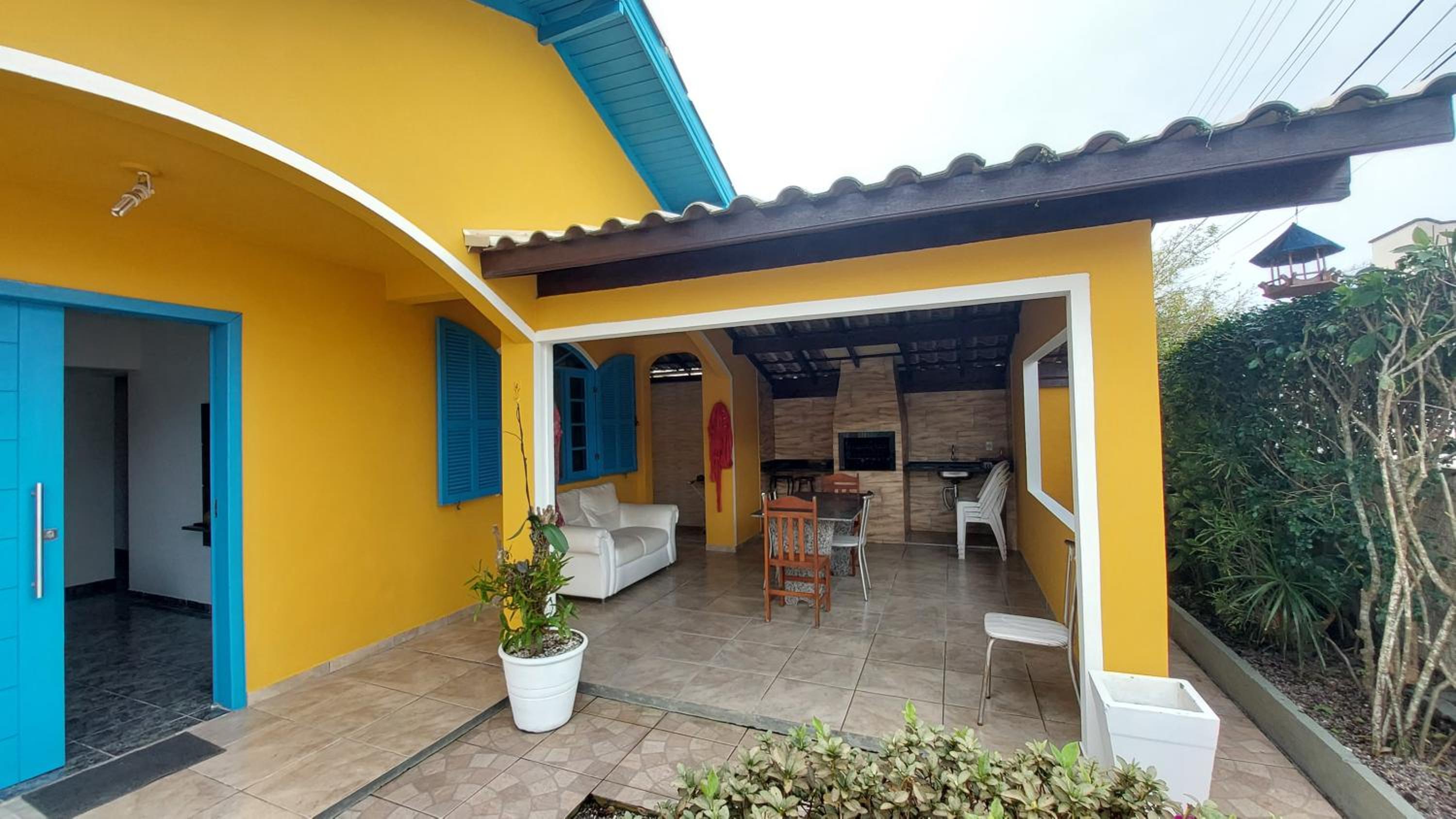 Casa 300m da praia com lindo jardim!