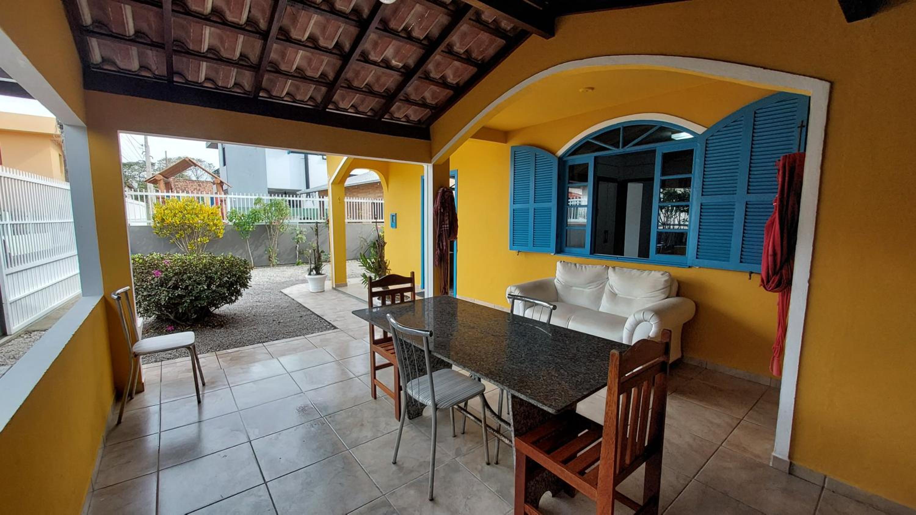 Casa 300m da praia com lindo jardim!