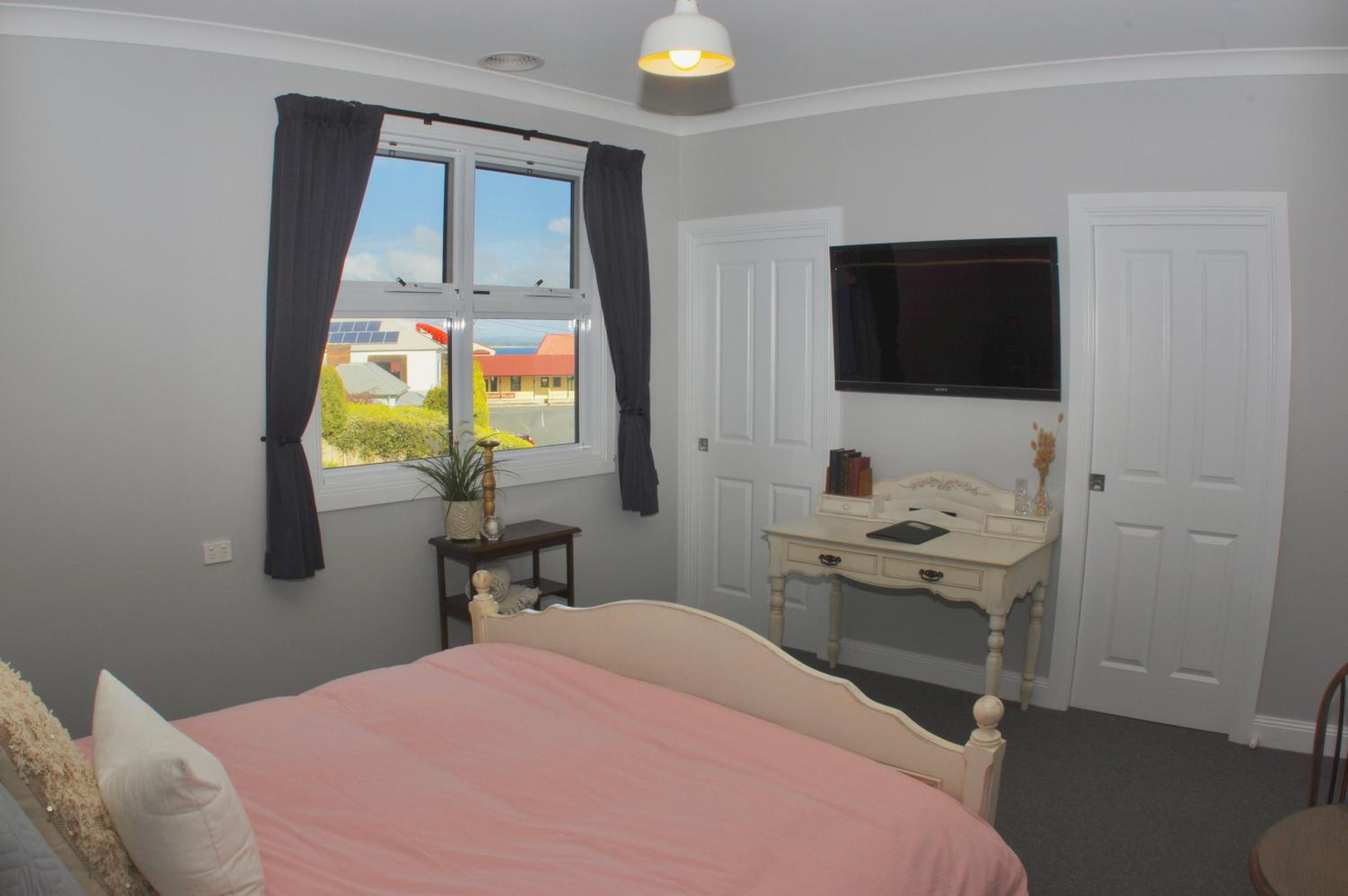 Number 10 -Queen Room with b/fast