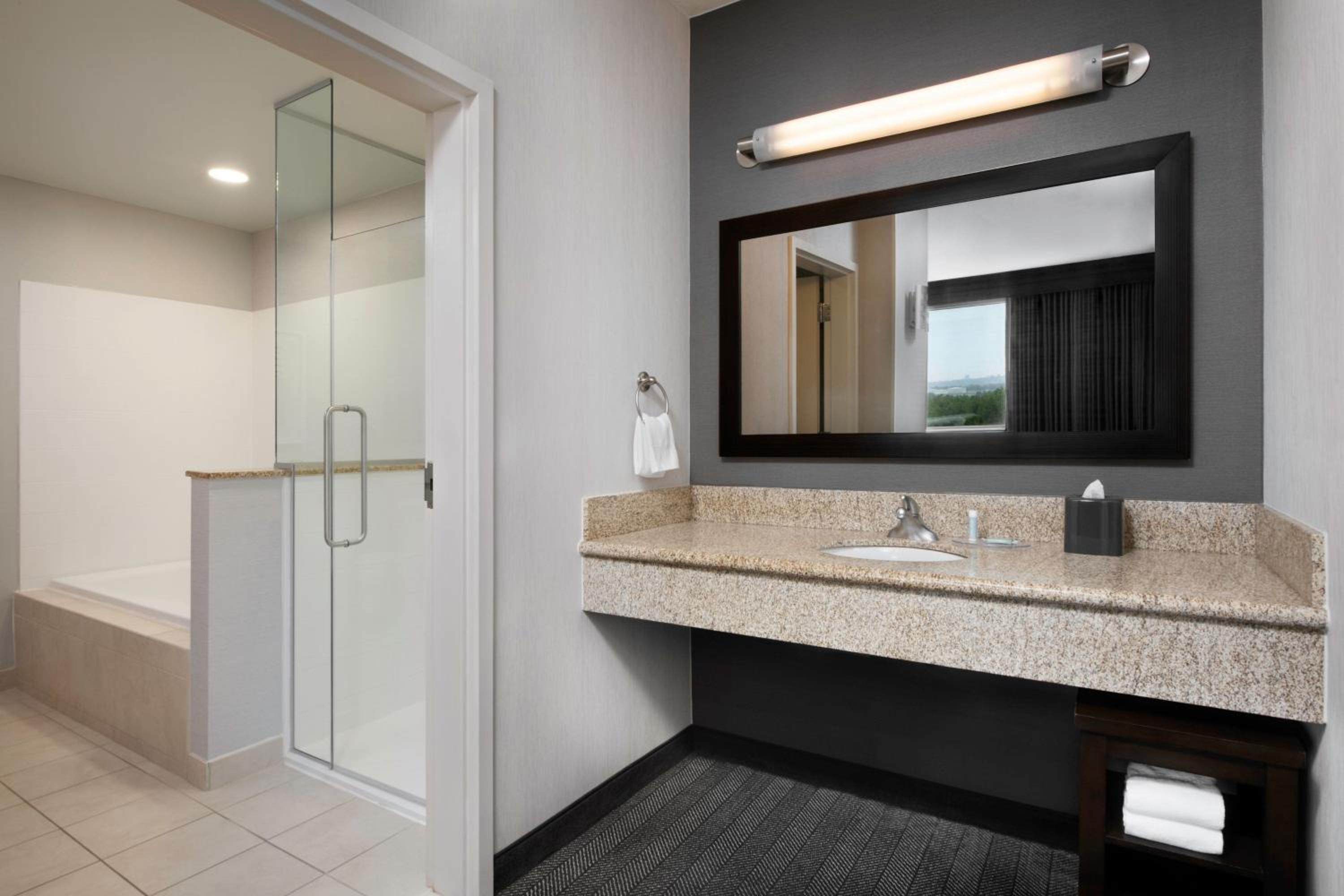 Kansas City Vacations - Courtyard Kansas City at Briarcliff - Property Image 9
