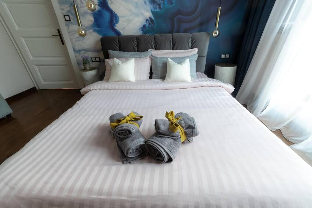 Top Central Design, 2 Bedroom, NDK, FREE Secured parking