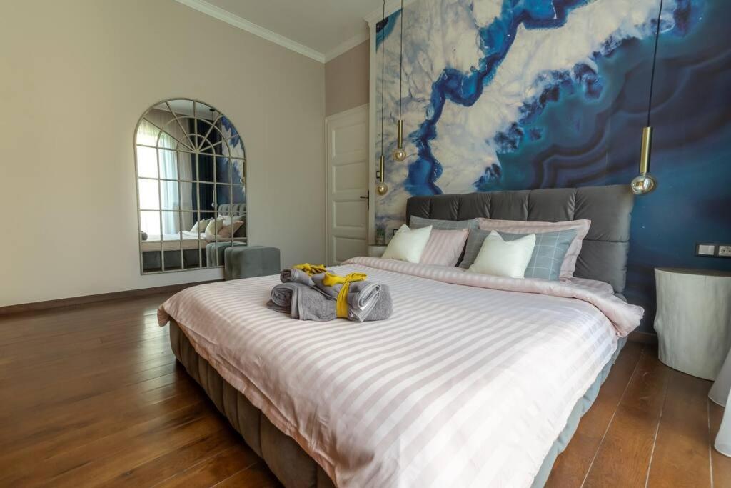 Top Central Design, 2 Bedroom, NDK, FREE Secured parking