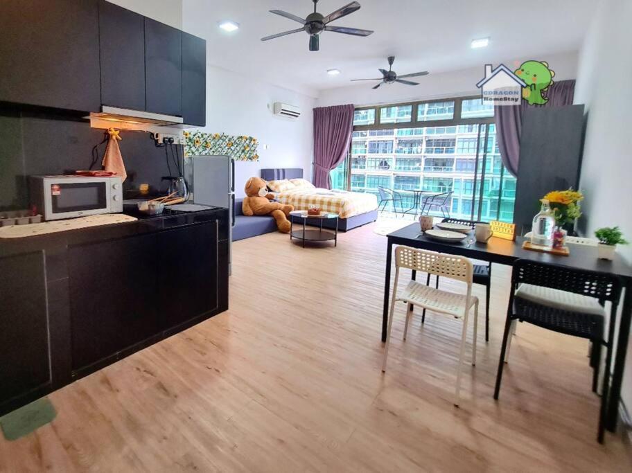 Mr Brown's lovely studio with balcony Palazio by GDRAGON HomeStay