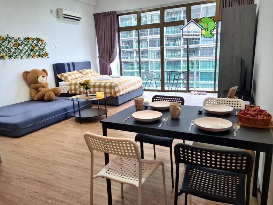 Mr Brown's lovely studio with balcony Palazio by GDRAGON HomeStay