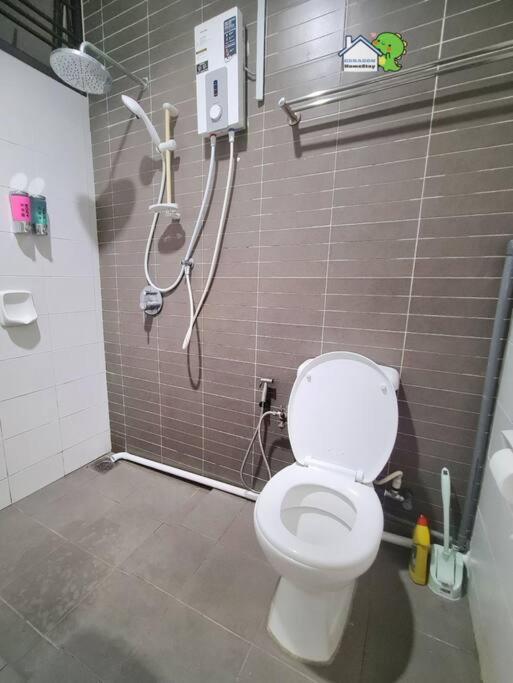 Mr Brown's lovely studio with balcony Palazio by GDRAGON HomeStay