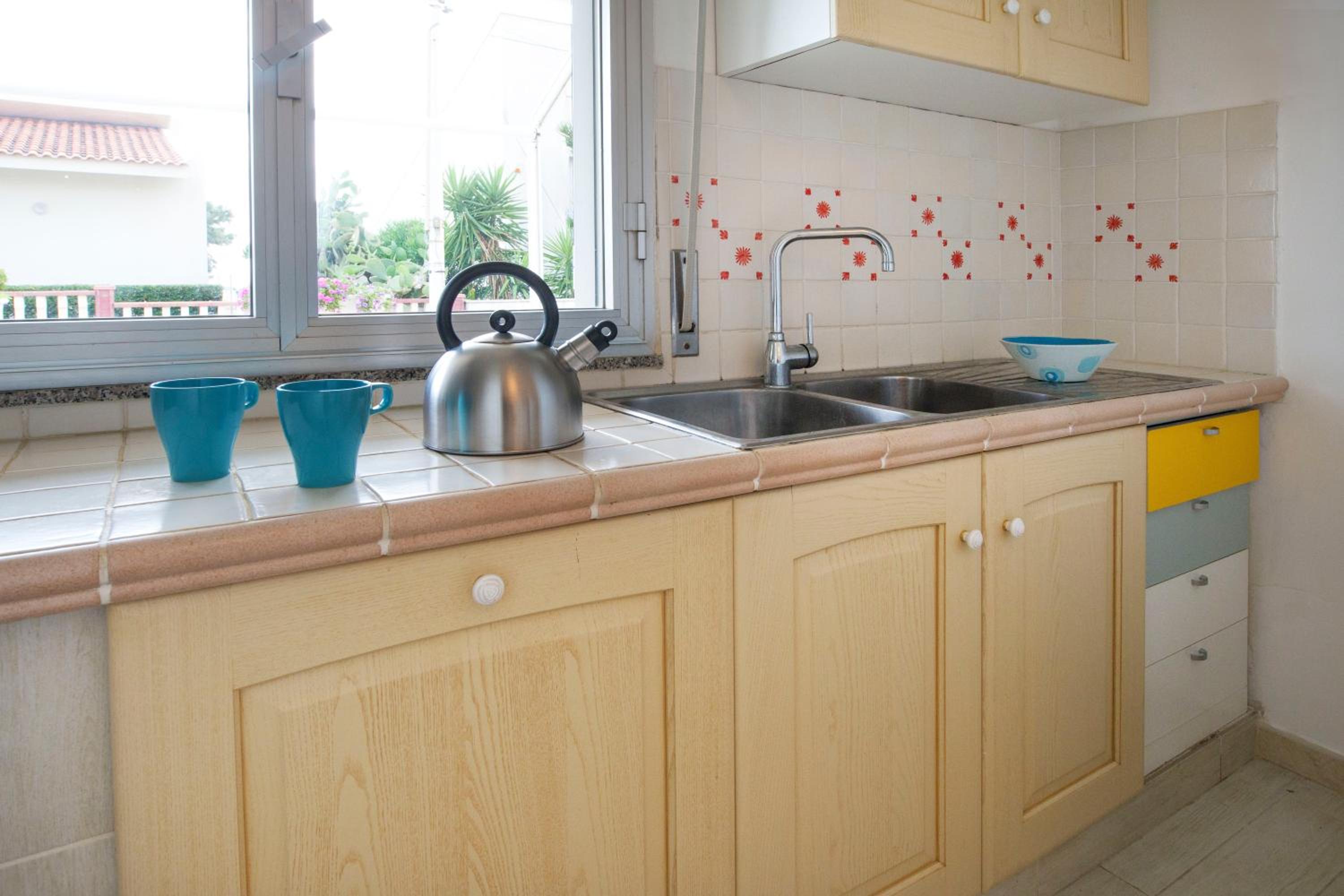 siciliacasevancaze - Villa Torre en Punta Secca — kitchen