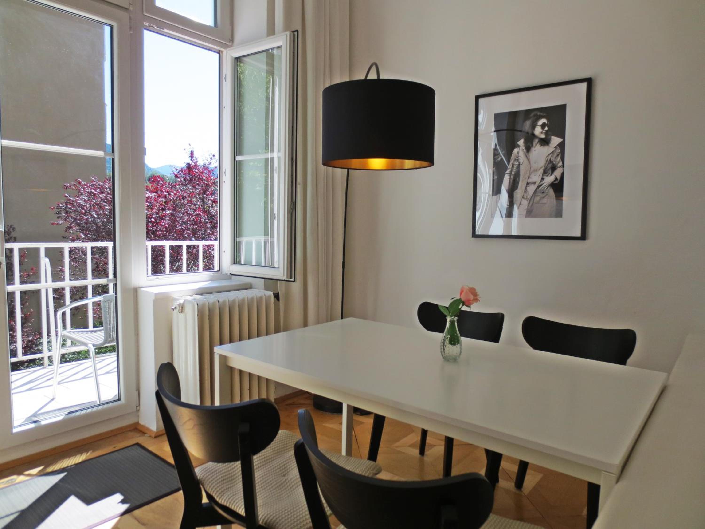 WOLKE, Apartment mit Balkon am Fluss, Zentrum, Parkplatz