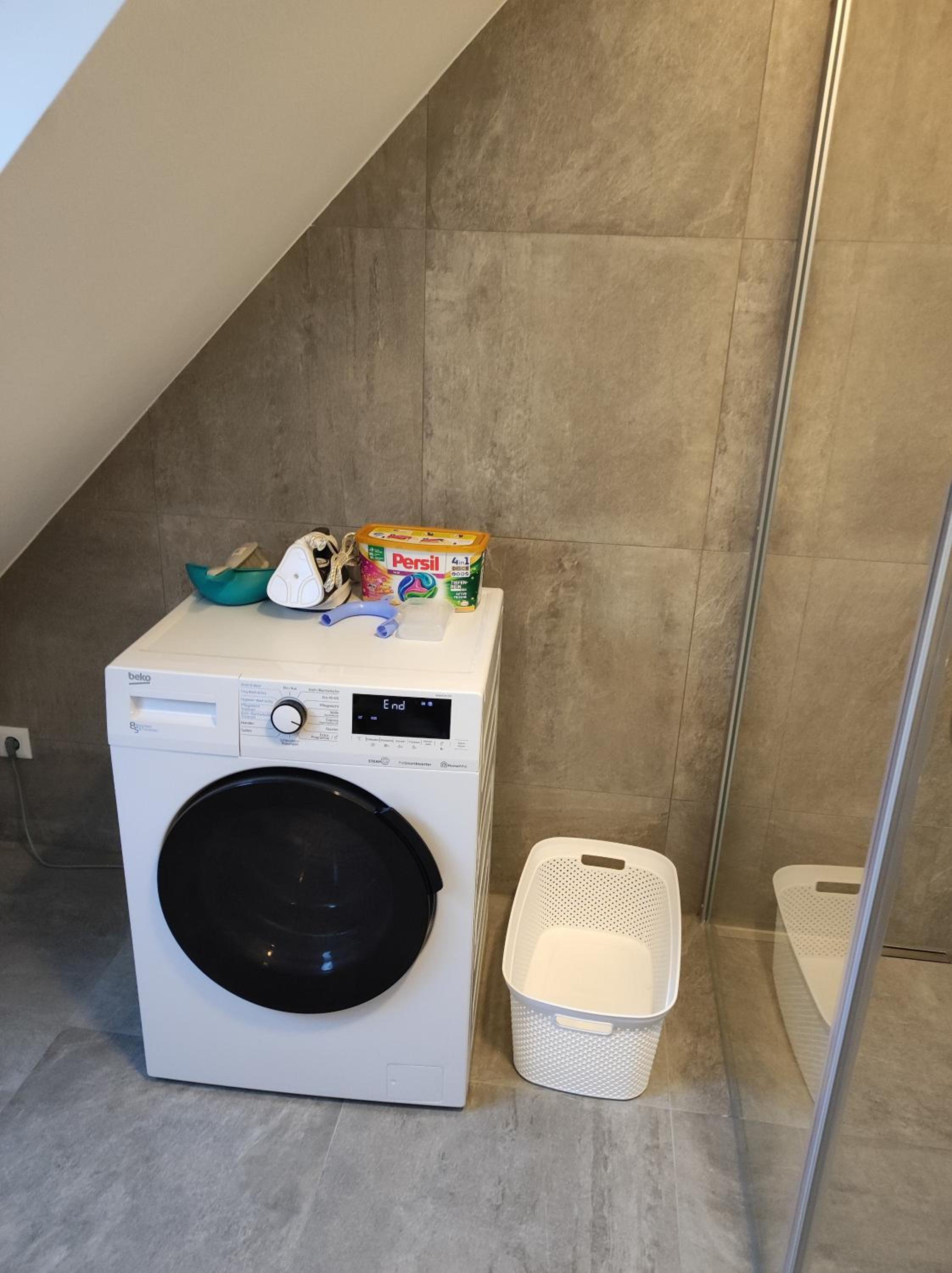 Luxuriöses Penthouse mit Blick auf die UNO-City und dem Kaiserwasser. 3Schlafzimmer, 2 Bäder, privat Lift ins Apartment
