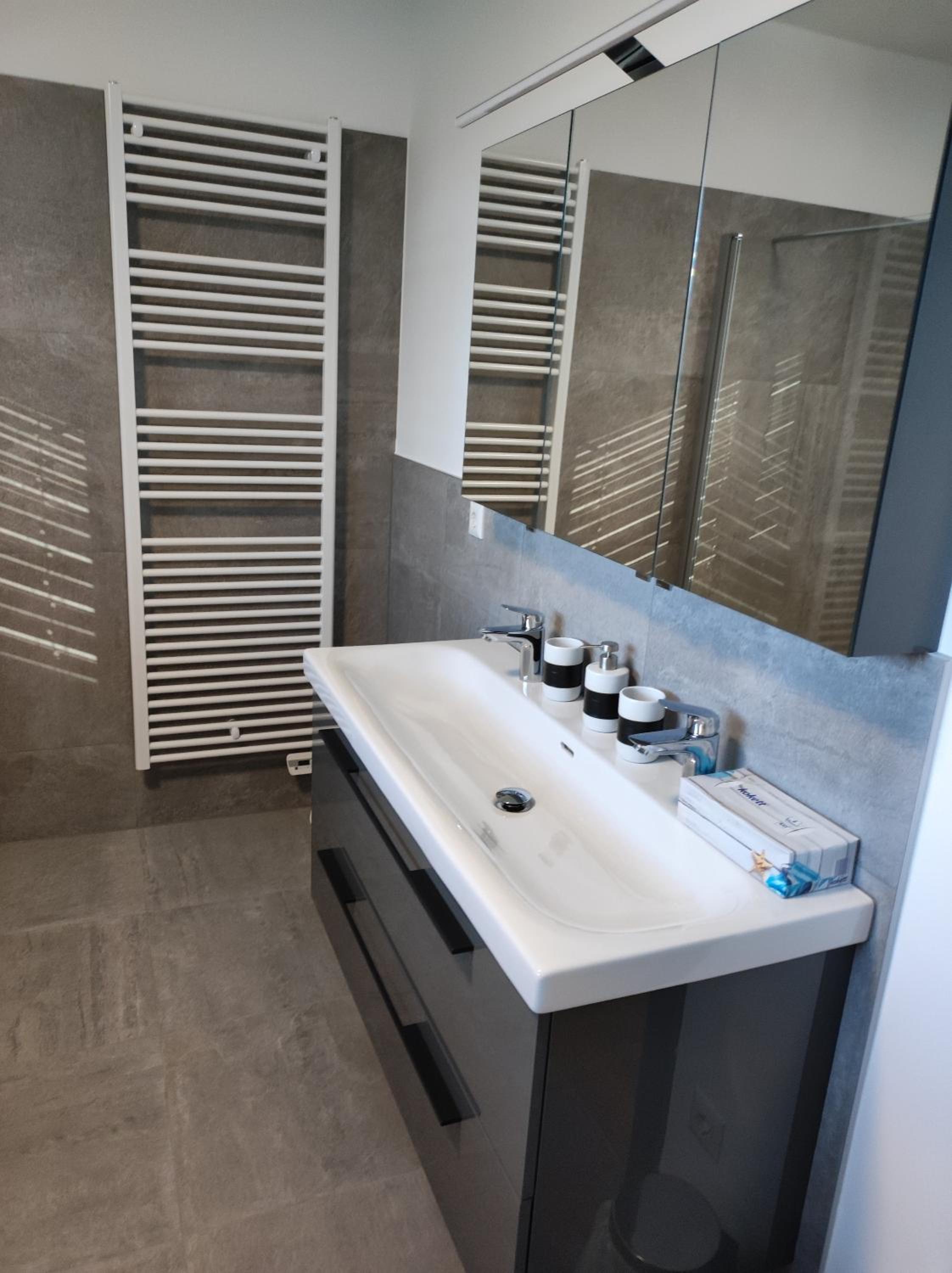 Luxuriöses Penthouse mit Blick auf die UNO-City und dem Kaiserwasser. 3Schlafzimmer, 2 Bäder, privat Lift ins Apartment