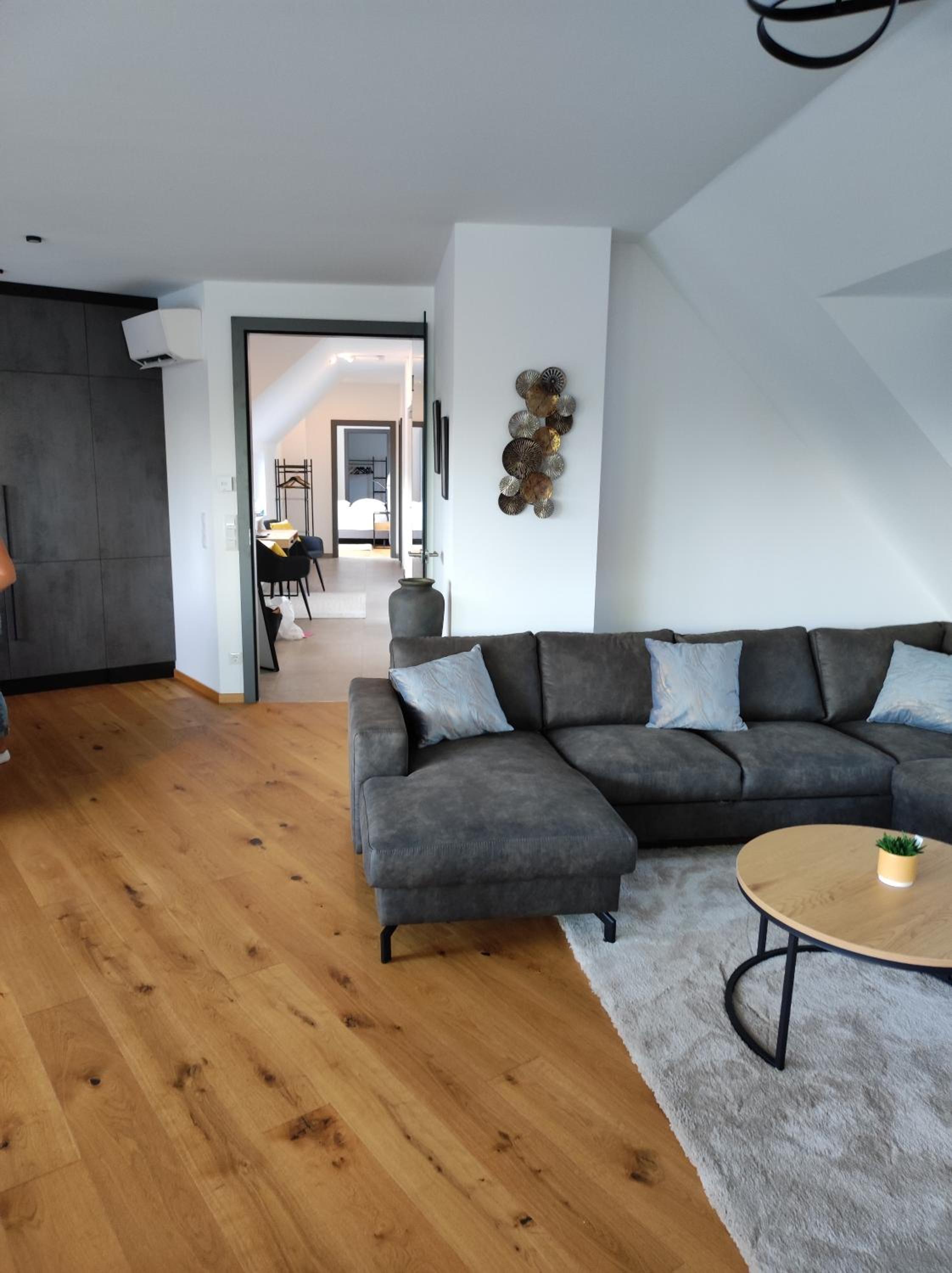 Luxuriöses Penthouse mit Blick auf die UNO-City und dem Kaiserwasser. 3Schlafzimmer, 2 Bäder, privat Lift ins Apartment