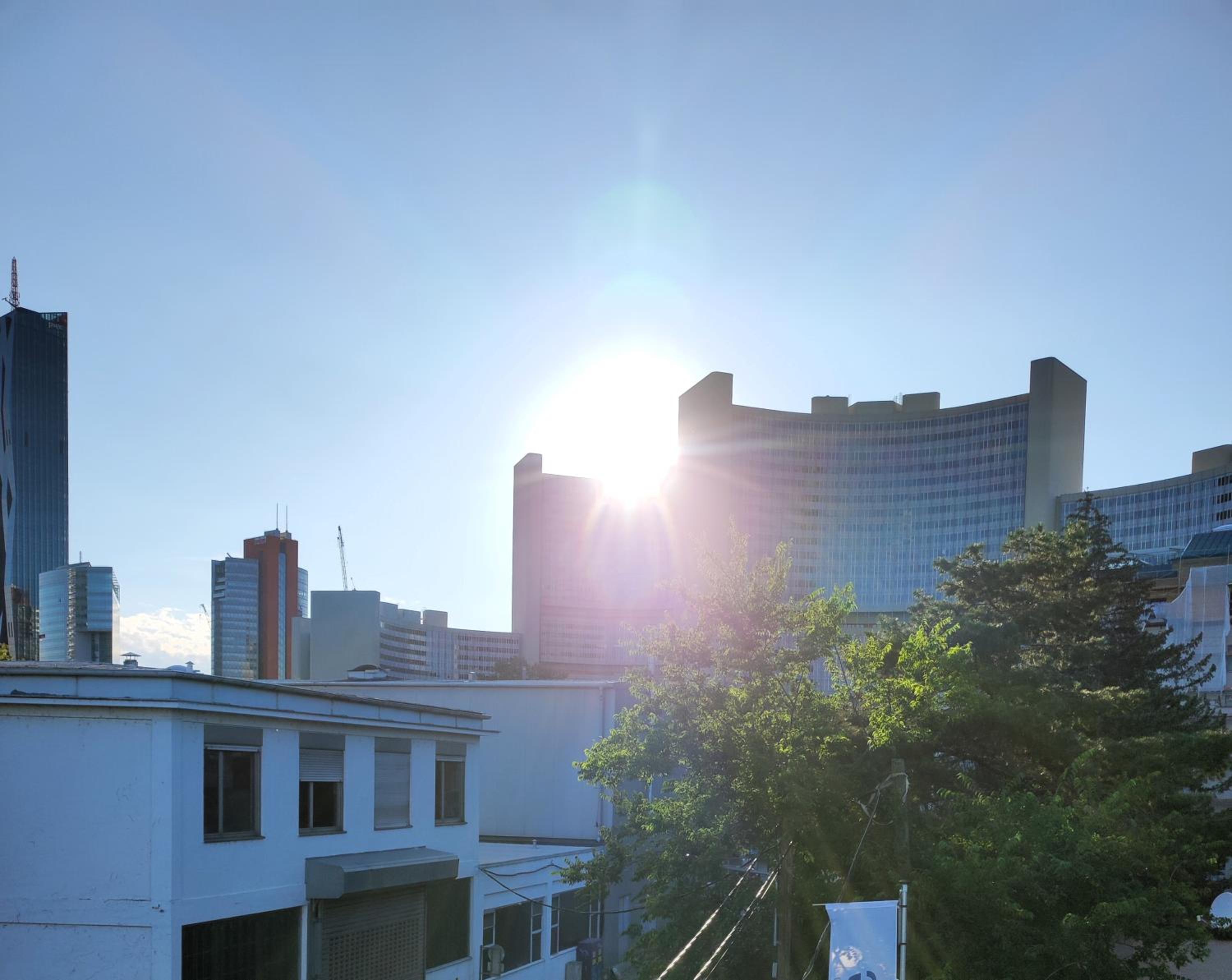 Luxuriöses Penthouse mit Blick auf die UNO-City und dem Kaiserwasser. 3Schlafzimmer, 2 Bäder, privat Lift ins Apartment