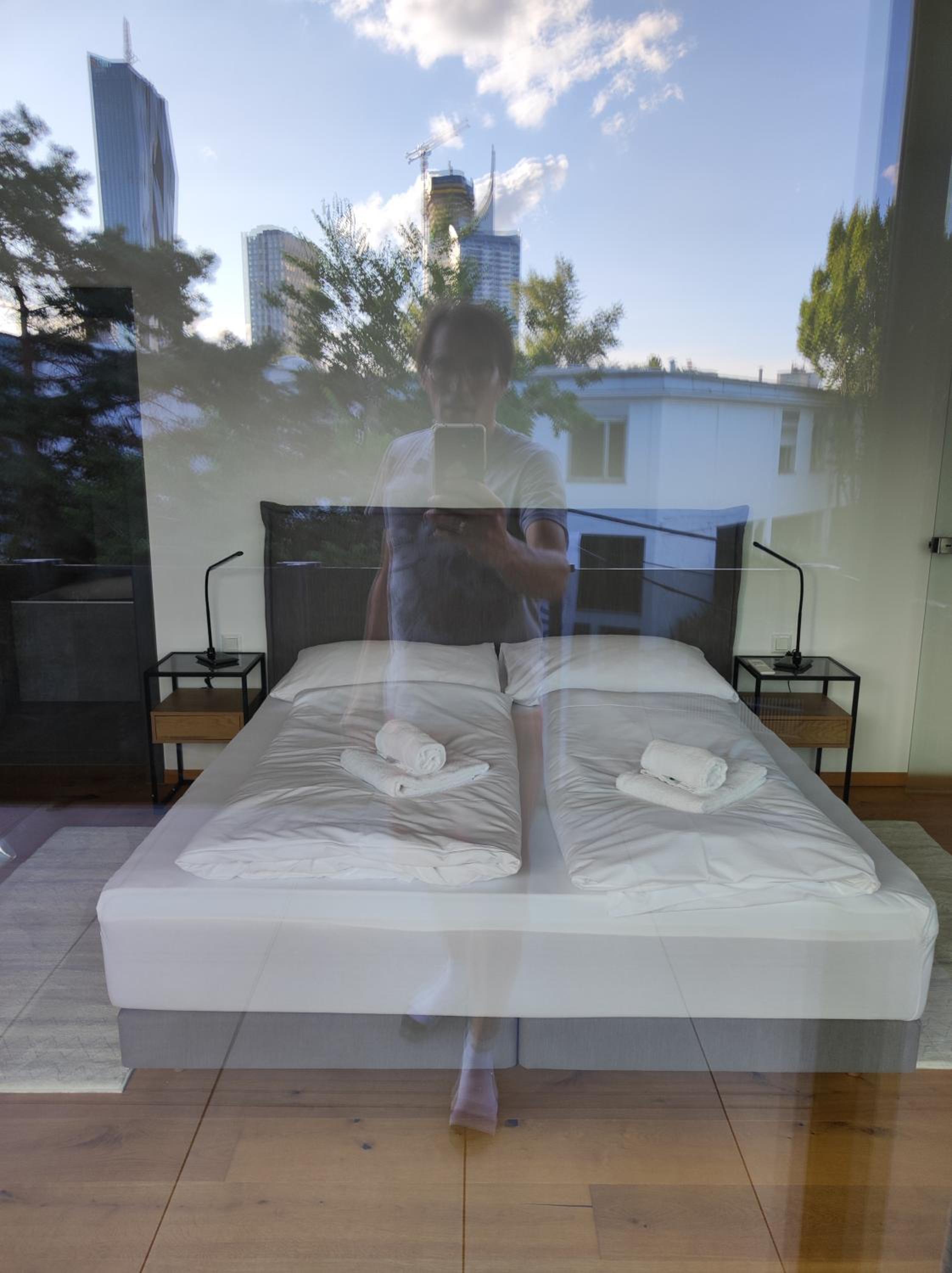 Luxuriöses Penthouse mit Blick auf die UNO-City und dem Kaiserwasser. 3Schlafzimmer, 2 Bäder, privat Lift ins Apartment