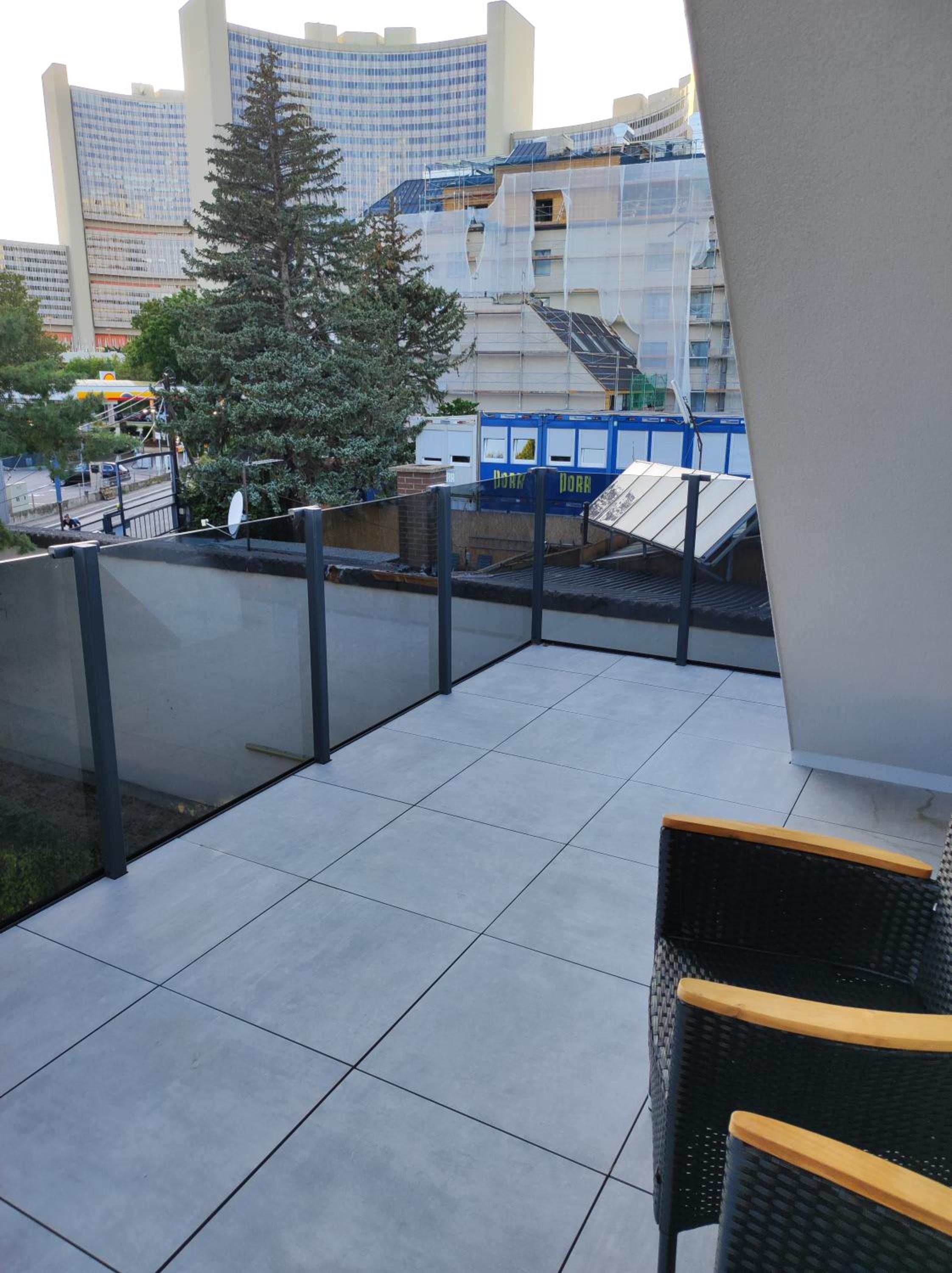 Luxuriöses Penthouse mit Blick auf die UNO-City und dem Kaiserwasser. 3Schlafzimmer, 2 Bäder, privat Lift ins Apartment
