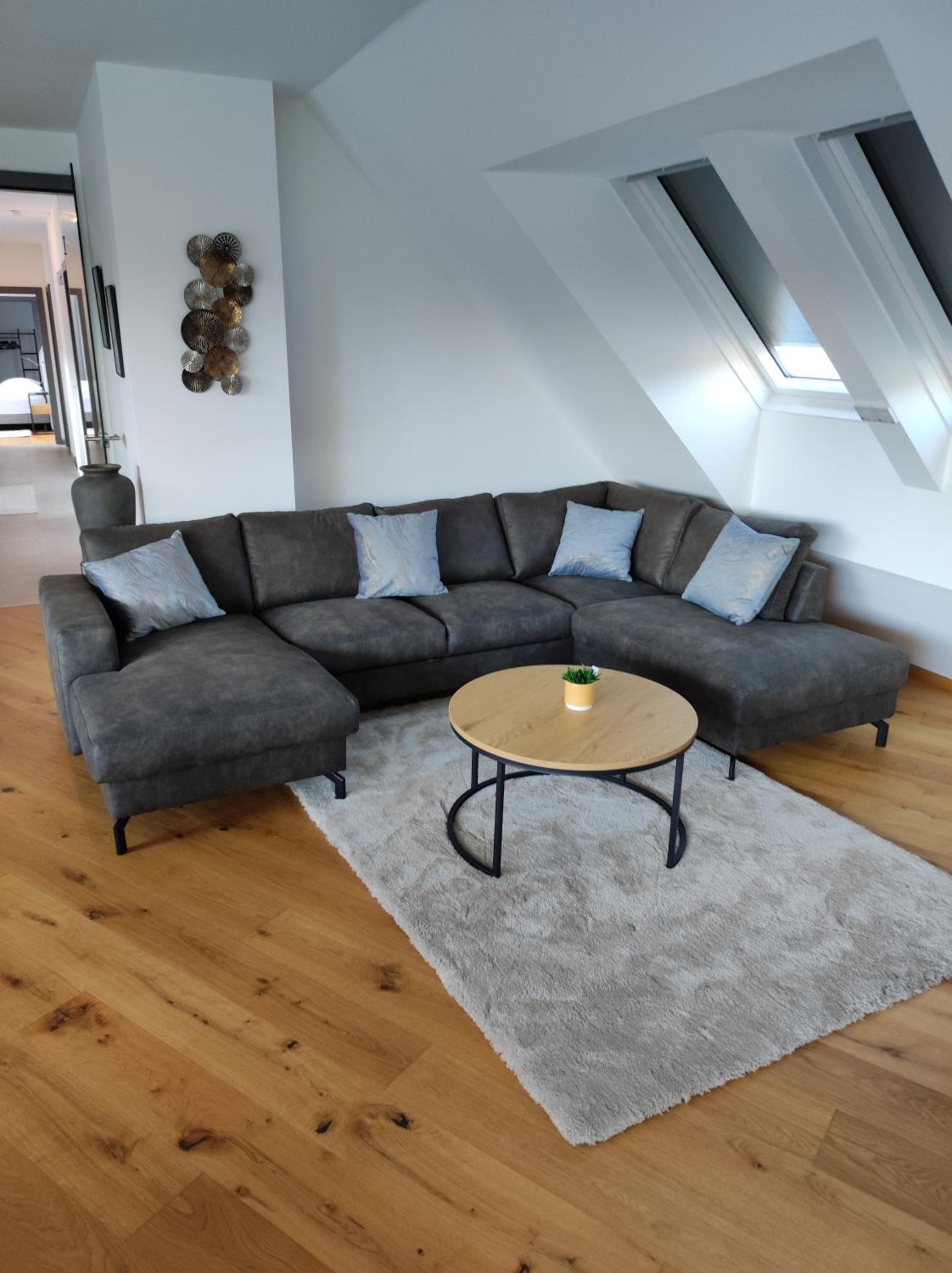 Luxuriöses Penthouse mit Blick auf die UNO-City und dem Kaiserwasser. 3Schlafzimmer, 2 Bäder, privat Lift ins Apartment