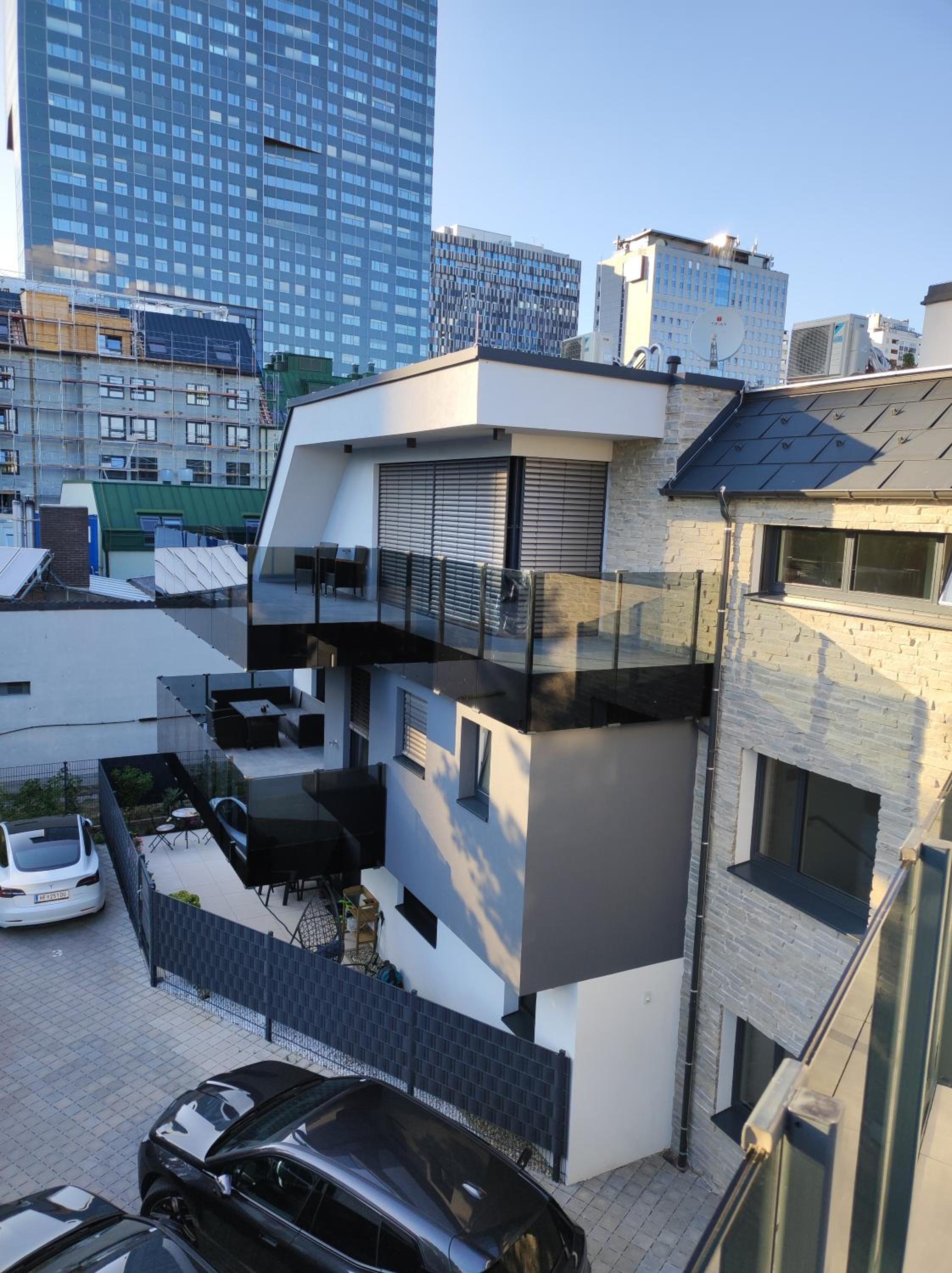 Luxuriöses Penthouse mit Blick auf die UNO-City und dem Kaiserwasser. 3Schlafzimmer, 2 Bäder, privat Lift ins Apartment