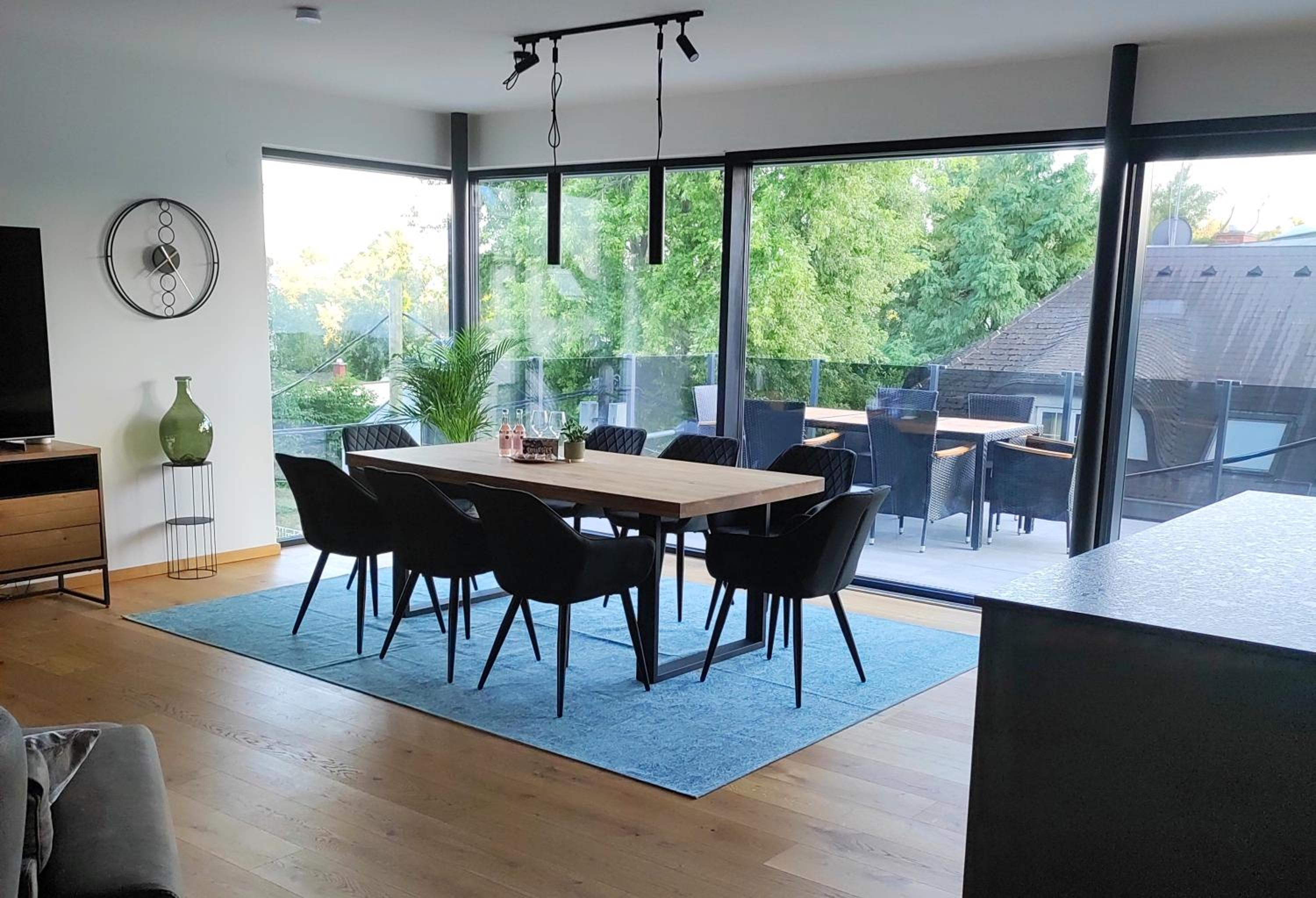 Luxuriöses Penthouse mit Blick auf die UNO-City und dem Kaiserwasser. 3Schlafzimmer, 2 Bäder, privat Lift ins Apartment