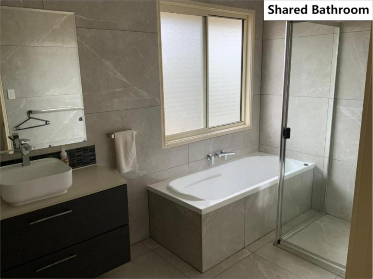 Shared house with other guests near shopping center and theme parks