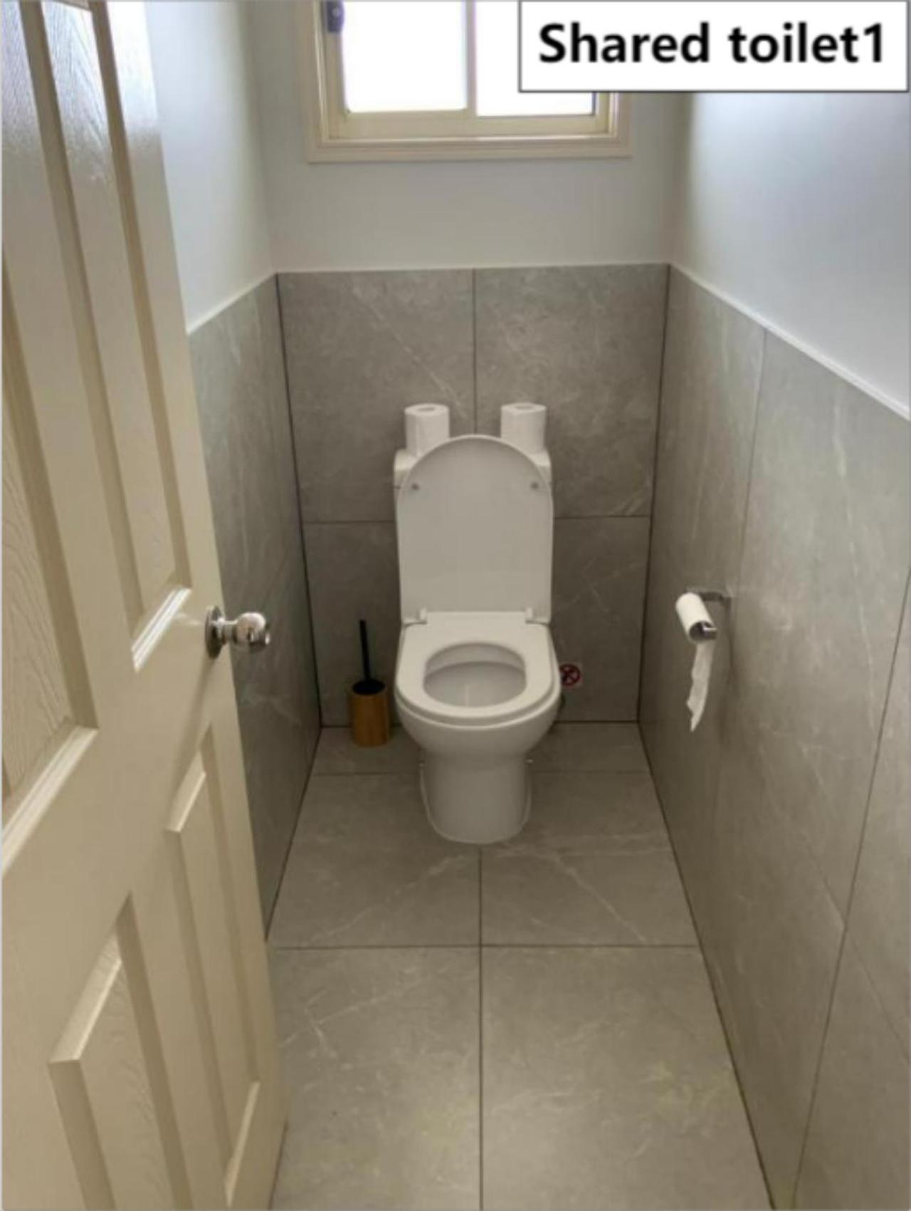 Shared house with other guests near shopping center and theme parks