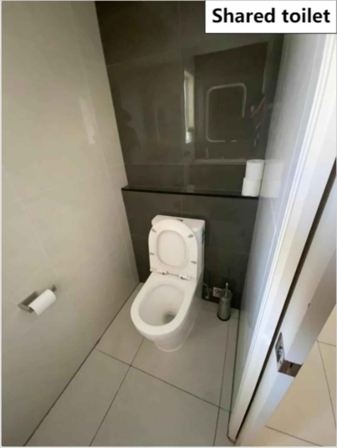 Shared house with other guests near shopping center and theme parks