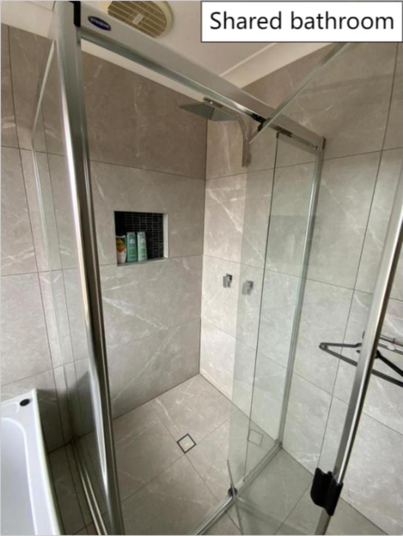Shared house with other guests near shopping center and theme parks