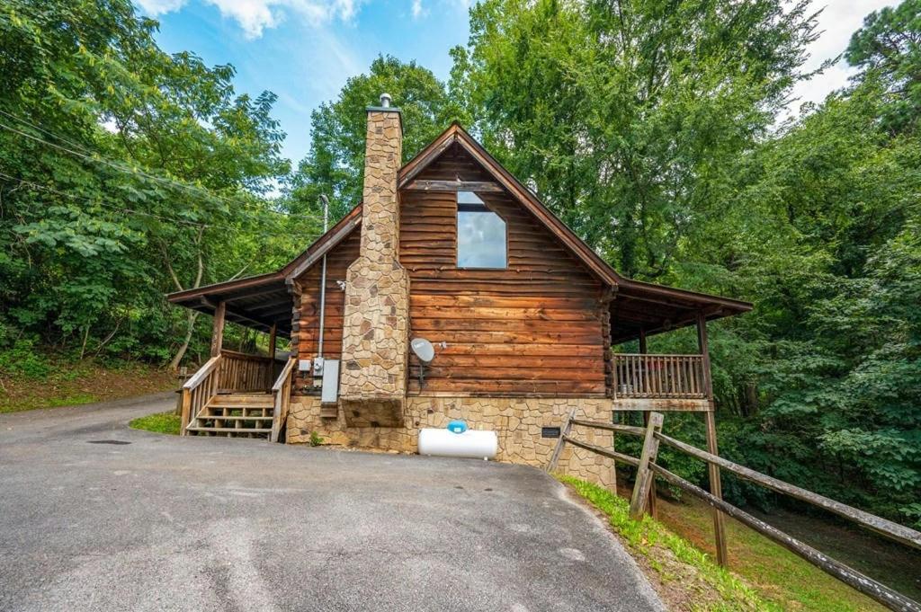Sunrise Woods Retreat cabin view 4