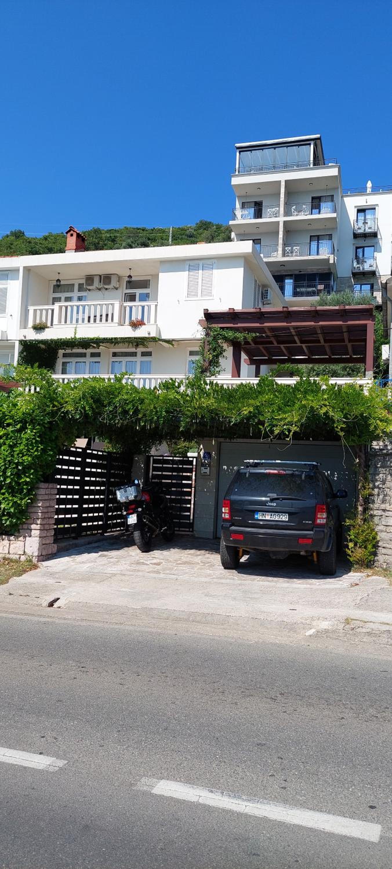 Hotel SunnyCoastVilla - Image 1