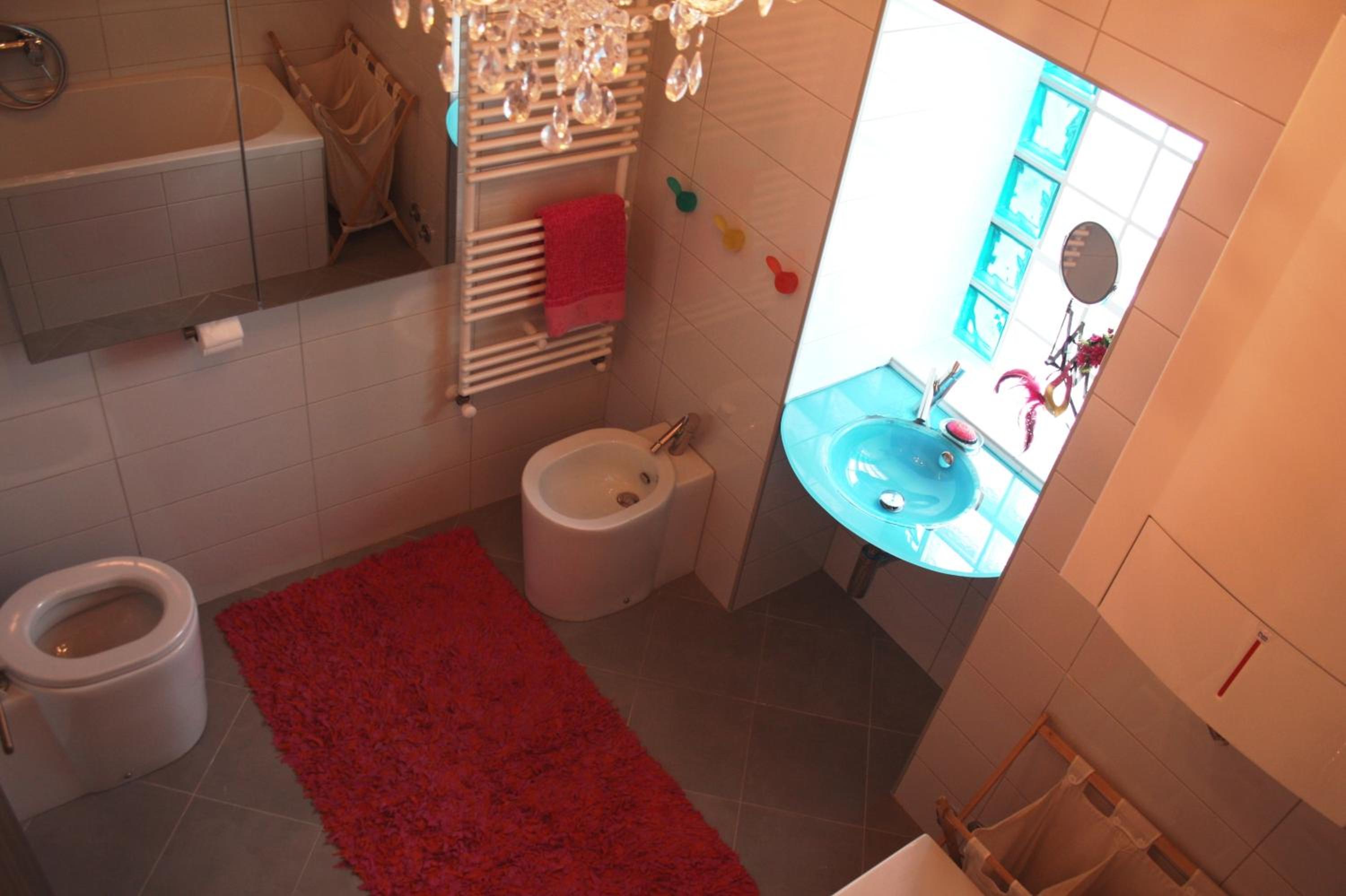 Orange Cube Apartment - Self check in - Free parking