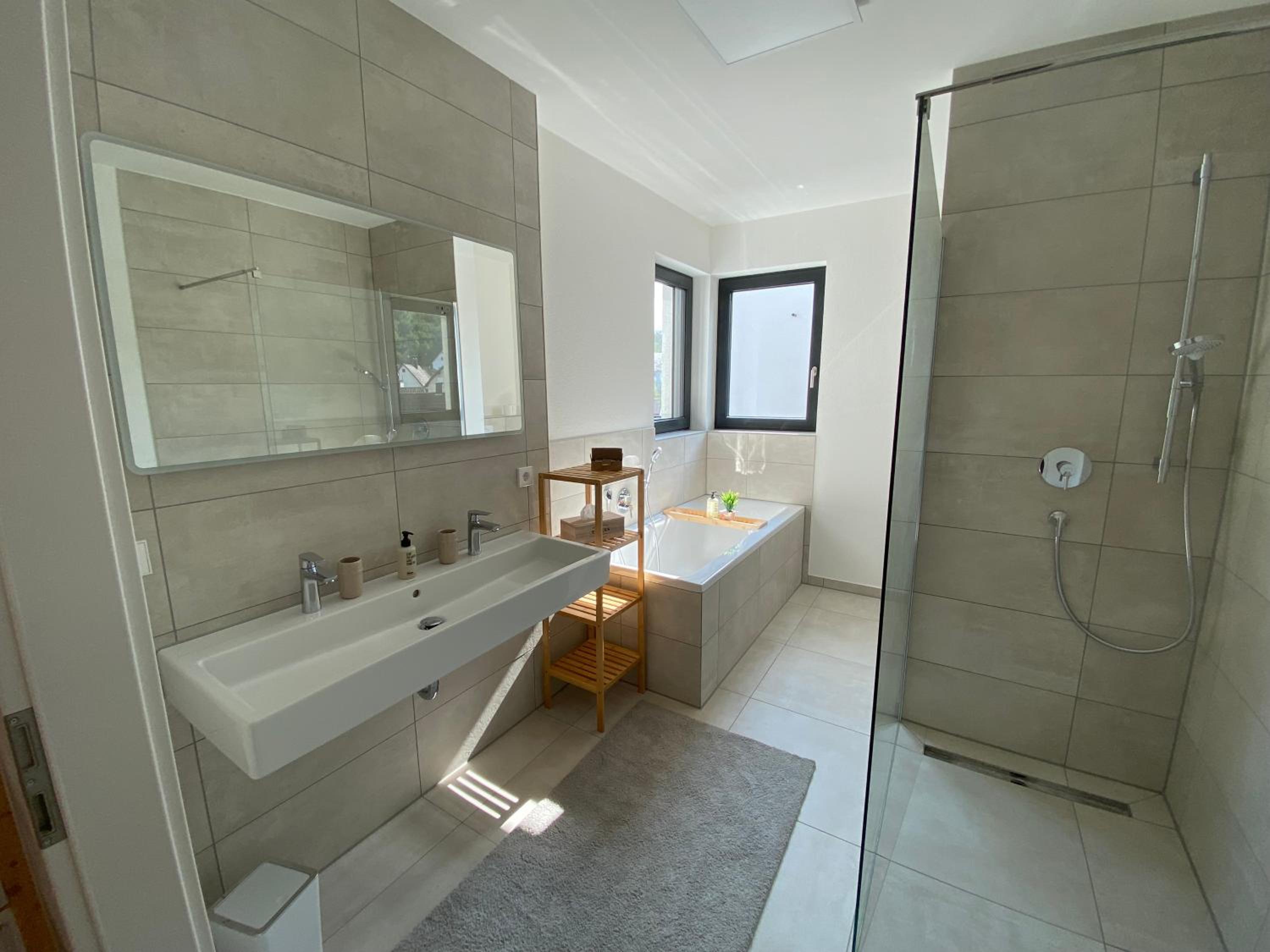 KEEP Hosting M11 Apartments am Kocher mit Balkon, Küche und Parkplatz